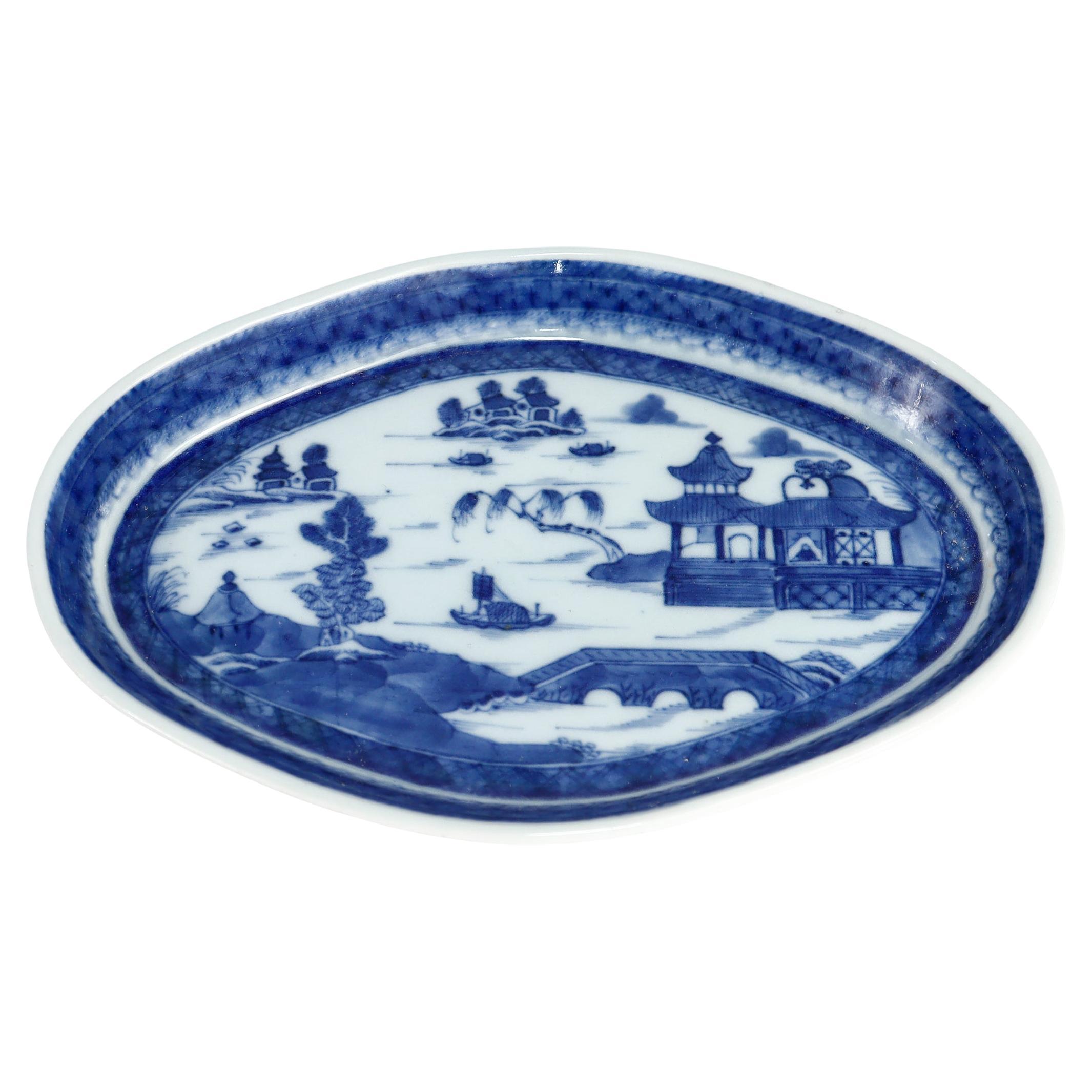 Ancien petit plat en porcelaine de Canton bleu et blanc d'exportation chinoise