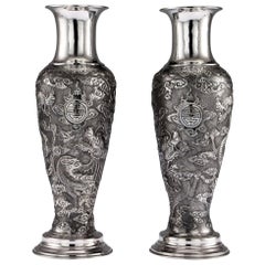Paire de vases en argent massif exportés de Chine:: Tuck Chang:: circa 1880