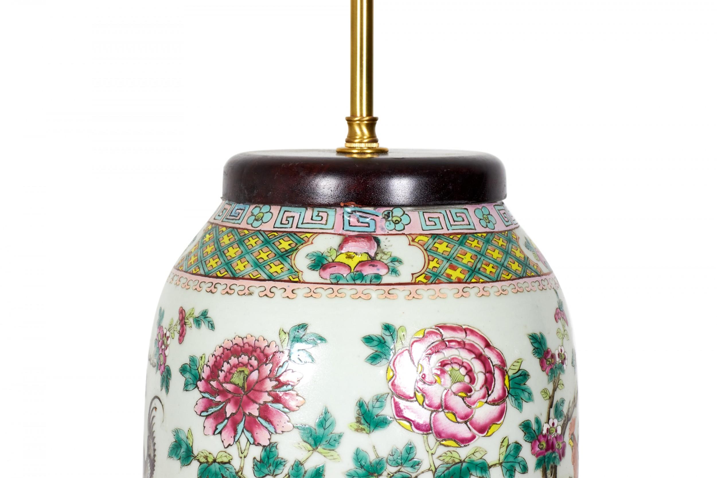 Lampe de table chinoise ancienne fabriquée à partir d'un vase en porcelaine du XVIIIe siècle monté avec du bois et des ferrures en laiton en guise de lampe, avec un motif de famille rose et d'oiseaux multicolores sur un fond beige. (Lampe similaire