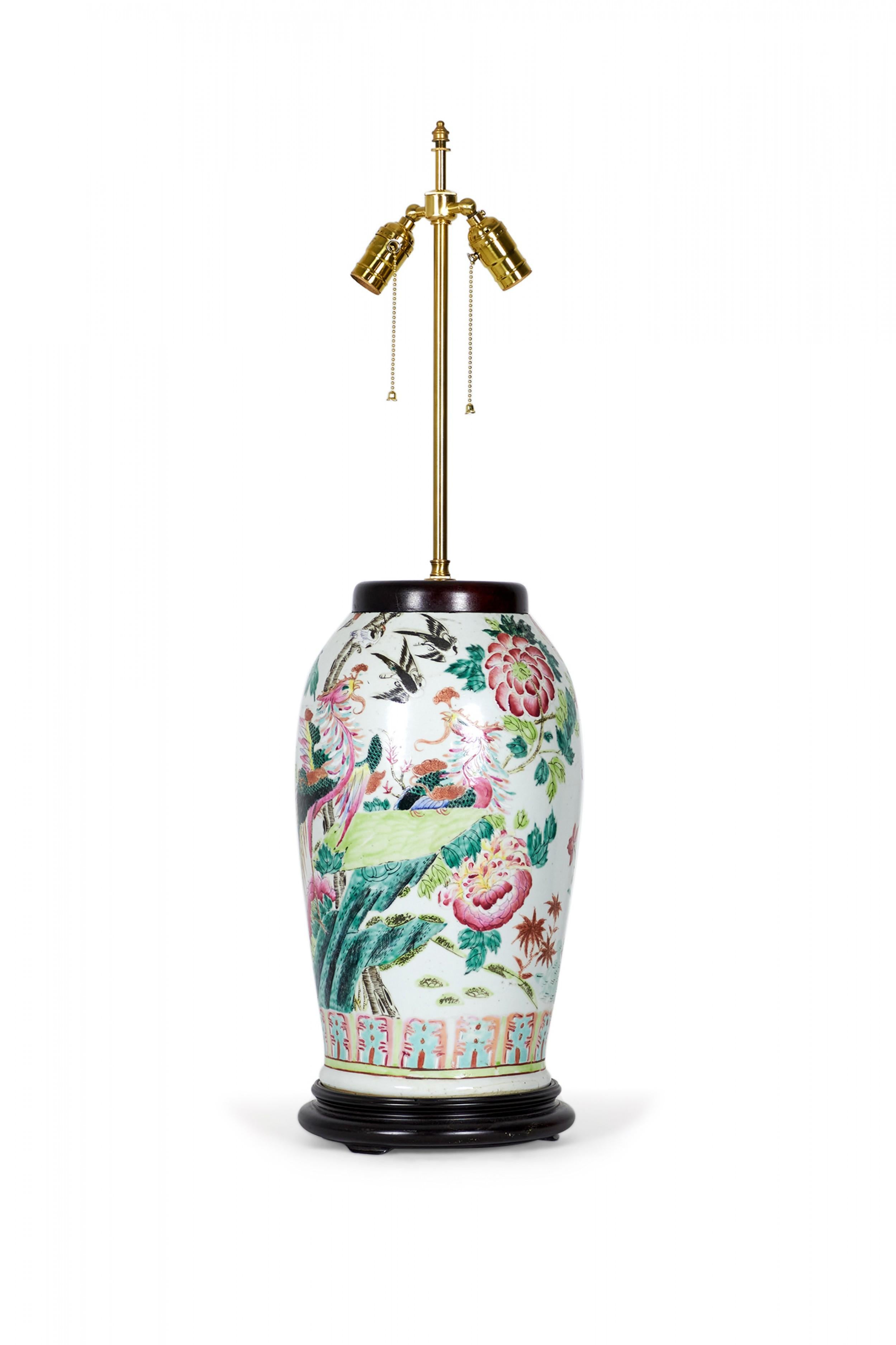 Antike chinesische Tischlampe aus einer Porzellanvase aus dem 18. Jahrhundert, die mit Holz- und Messingbeschlägen als Lampe montiert ist, mit einem mehrfarbigen Famille-Rose- und Vogelmuster auf beigem Hintergrund. (Ähnliche Lampe: NWL2715)

Wird