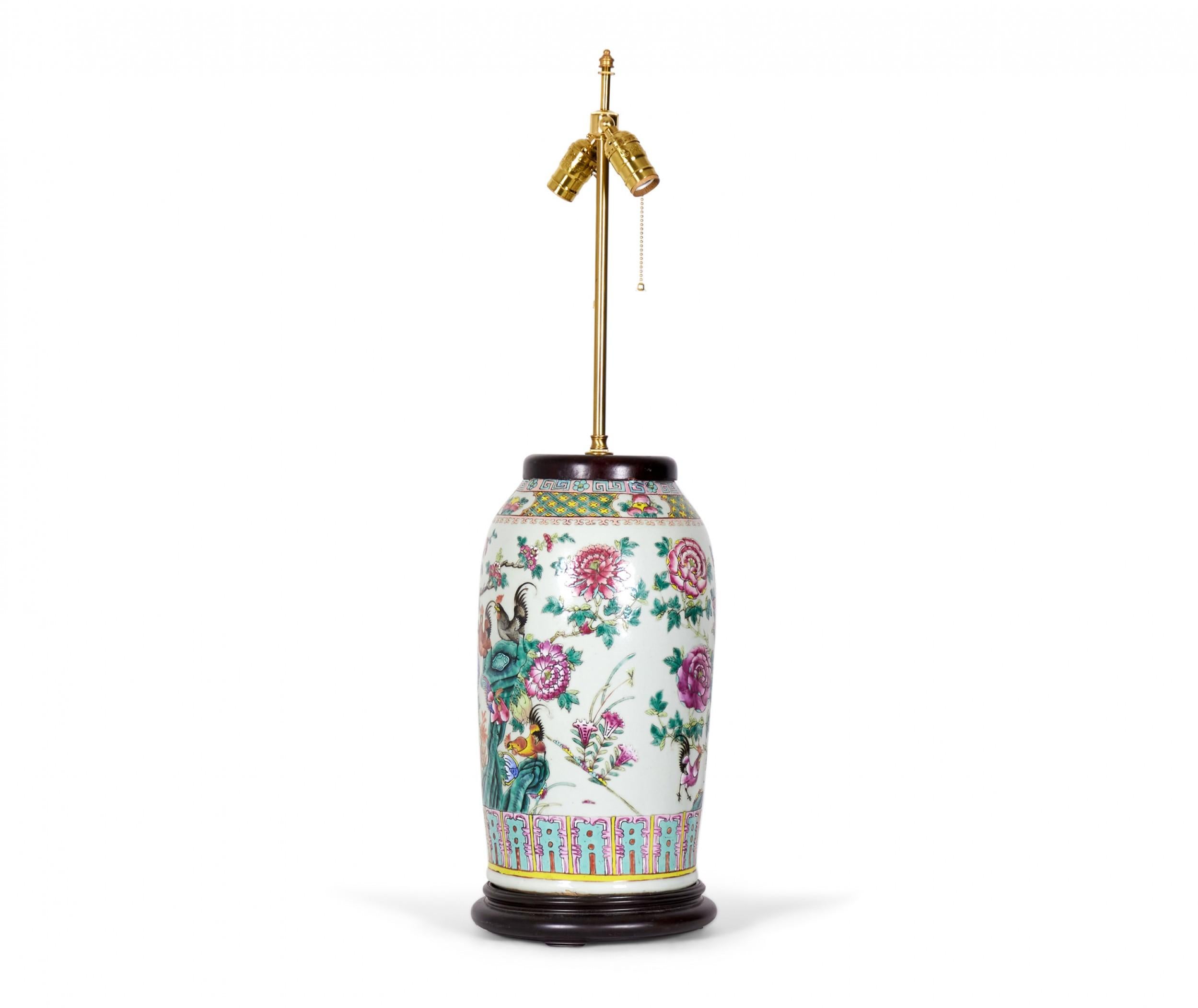 Exportation chinoise Ancienne lampe de table en porcelaine chinoise Famille Rose & Design/One en vente