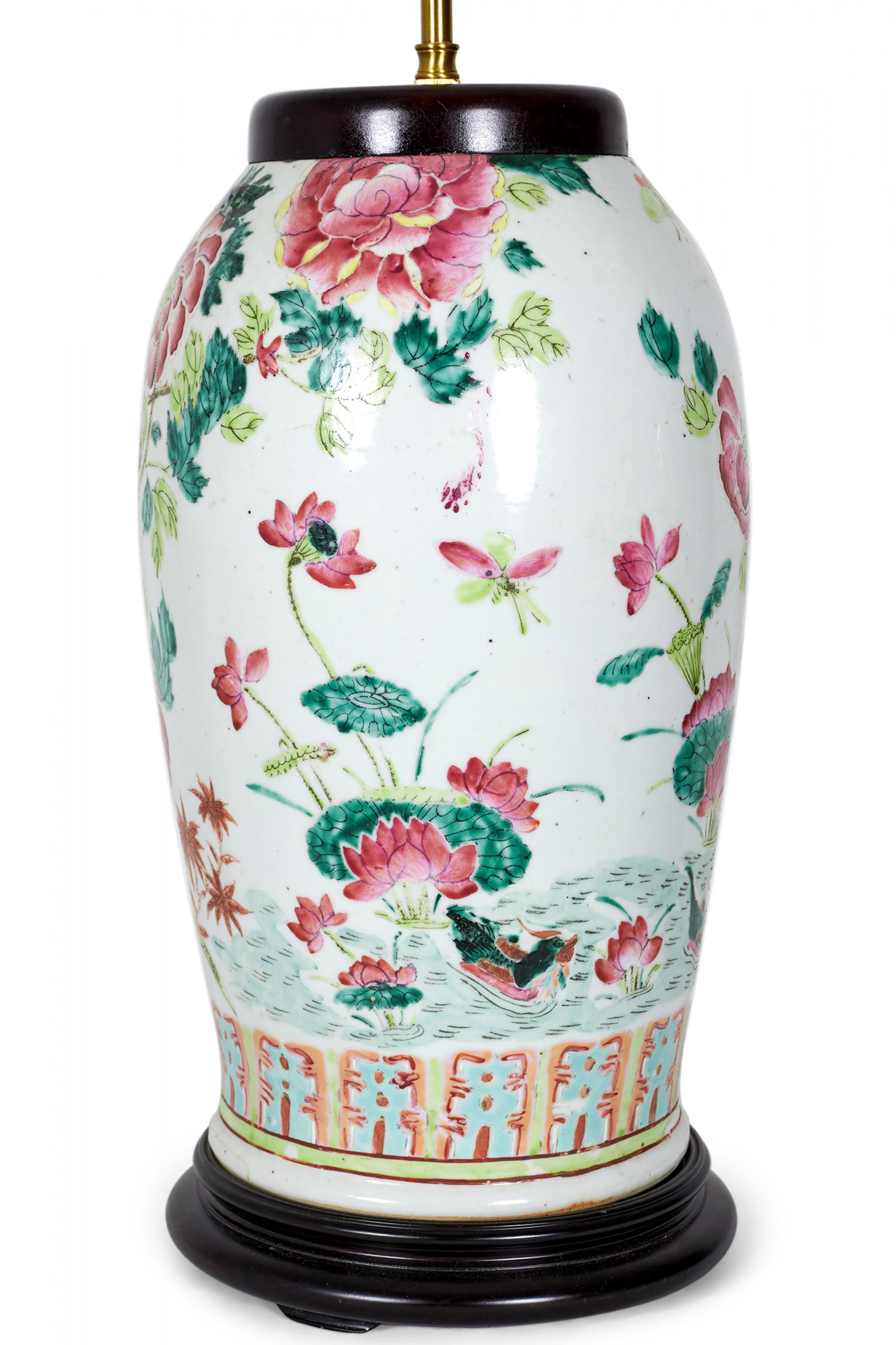 Antike chinesische Famille-Porzellanvase-Tischlampe im Rosen- und Vogeldesign, Famille-Design (Chinesischer Export) im Angebot