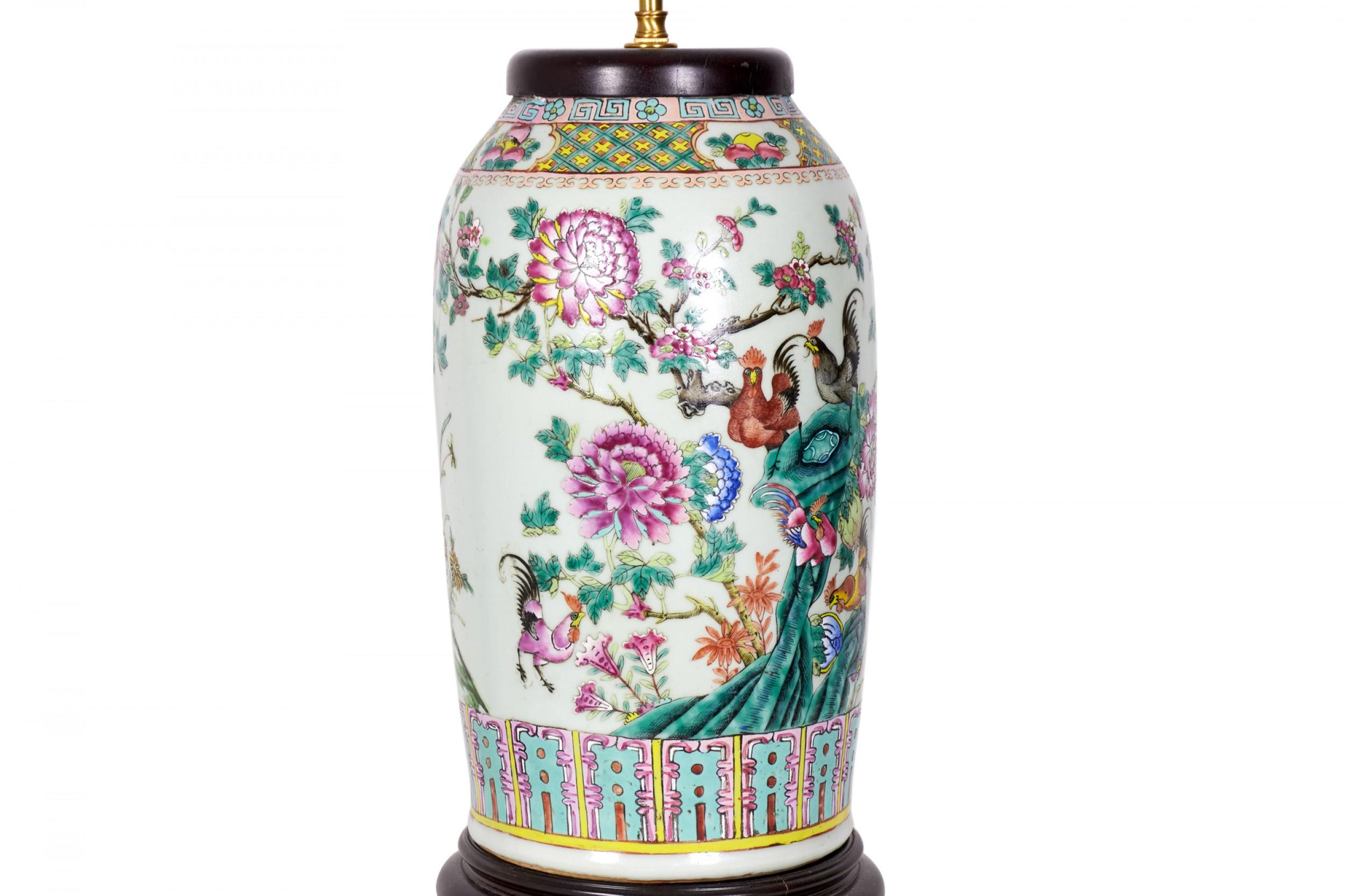 Chinois Ancienne lampe de table en porcelaine chinoise Famille Rose & Design/One en vente