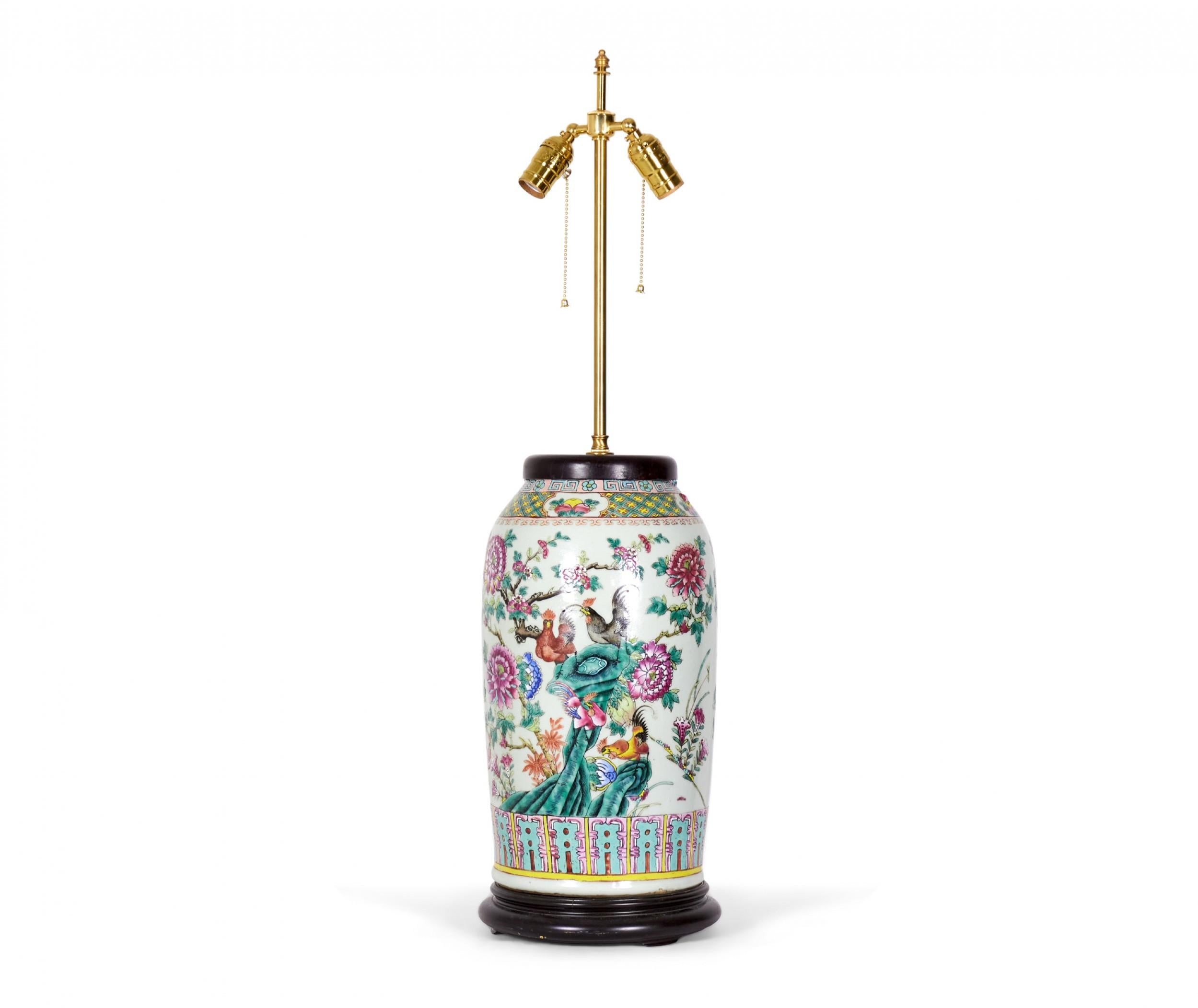 Fait main Ancienne lampe de table en porcelaine chinoise Famille Rose & Design/One en vente