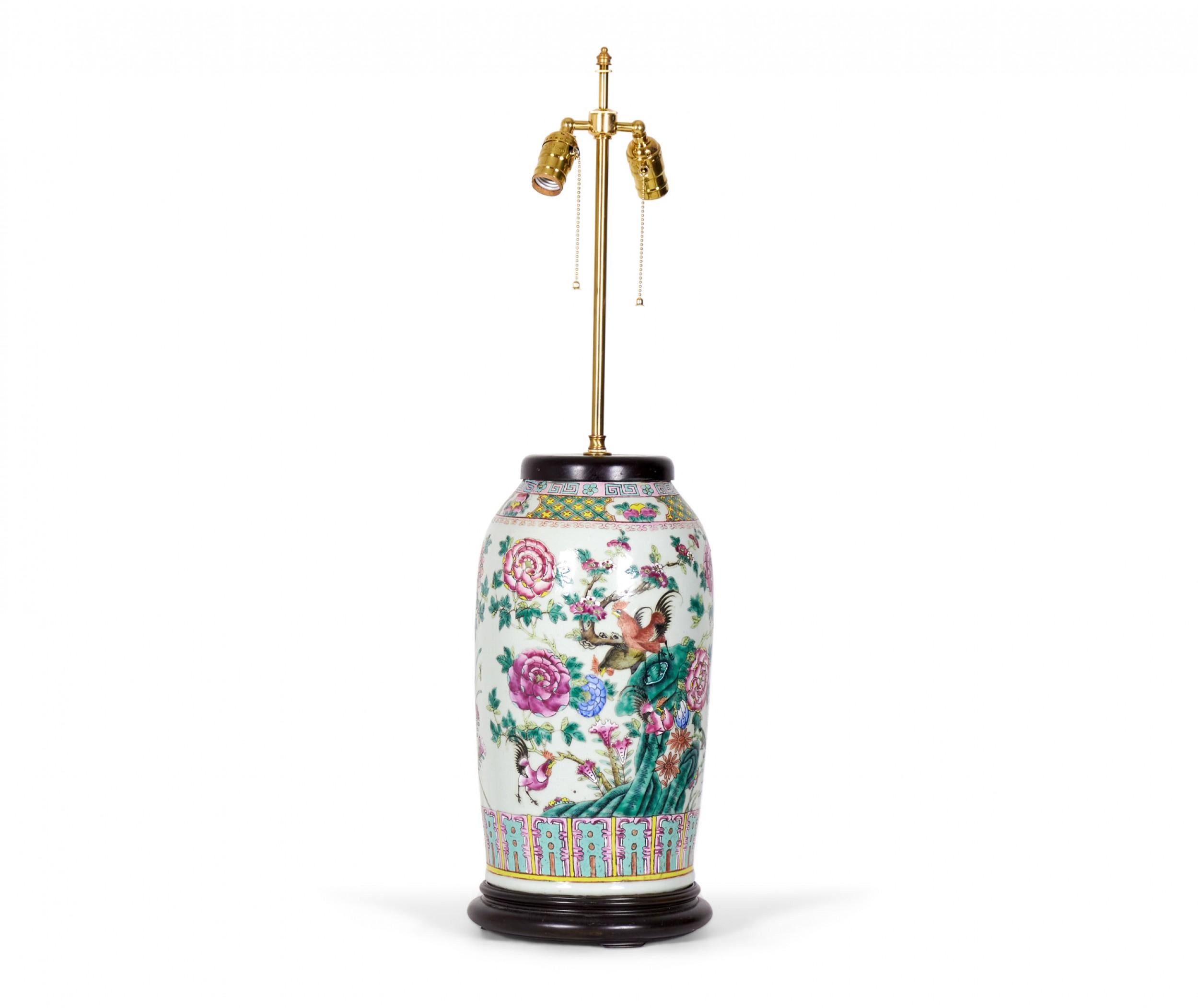 Ancienne lampe de table en porcelaine chinoise Famille Rose & Design/One Bon état - En vente à Queens, NY