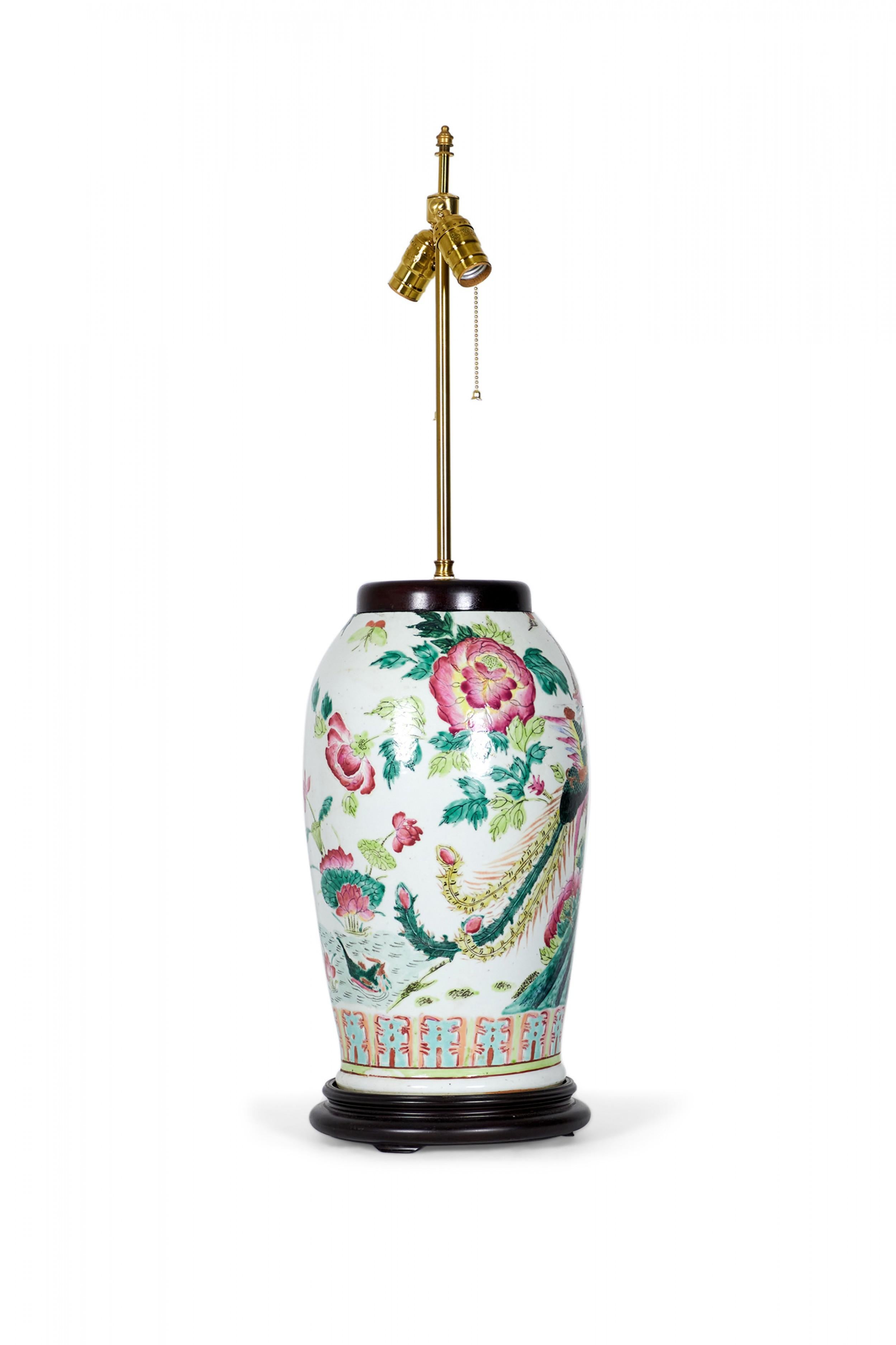 Antike chinesische Famille-Porzellanvase-Tischlampe im Rosen- und Vogeldesign, Famille-Design im Zustand „Gut“ im Angebot in Queens, NY