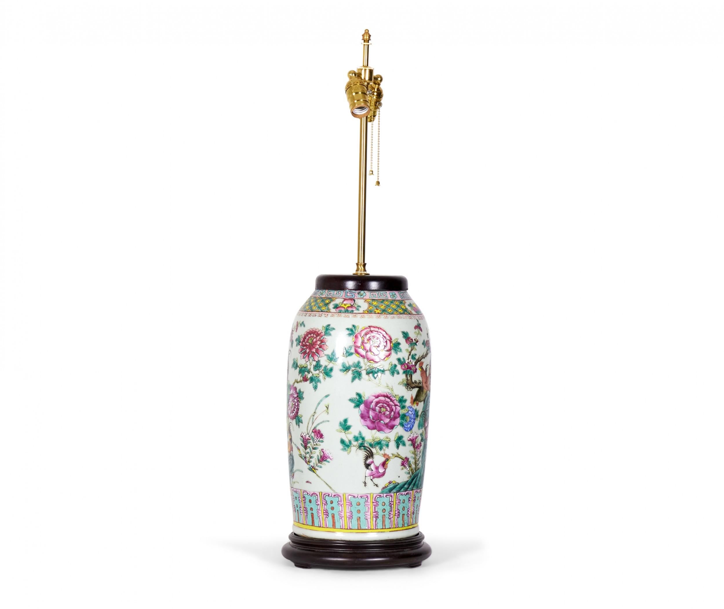 XVIIIe siècle et antérieur Ancienne lampe de table en porcelaine chinoise Famille Rose & Design/One en vente