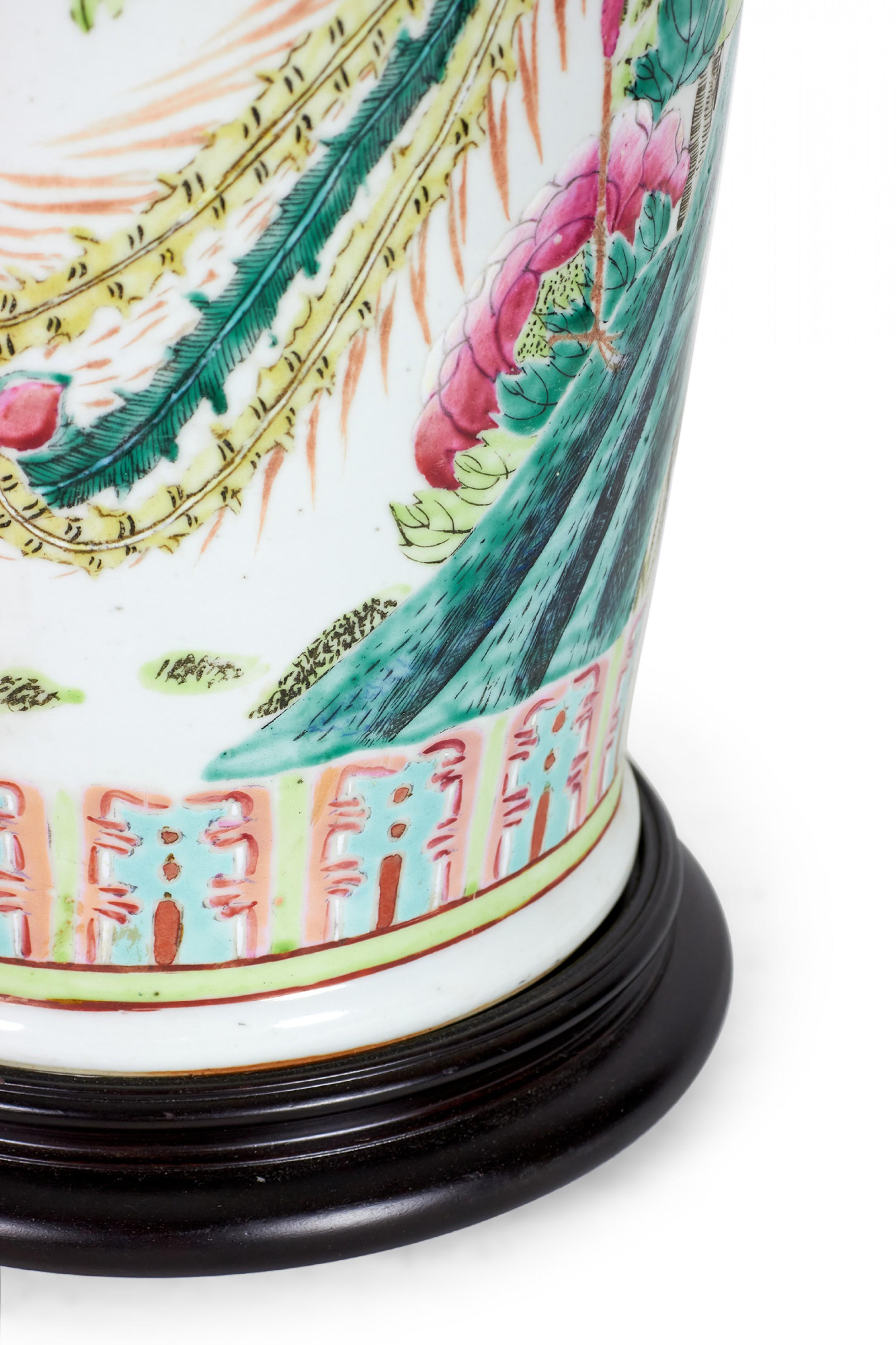 Antike chinesische Famille-Porzellanvase-Tischlampe im Rosen- und Vogeldesign, Famille-Design (18. Jahrhundert und früher) im Angebot