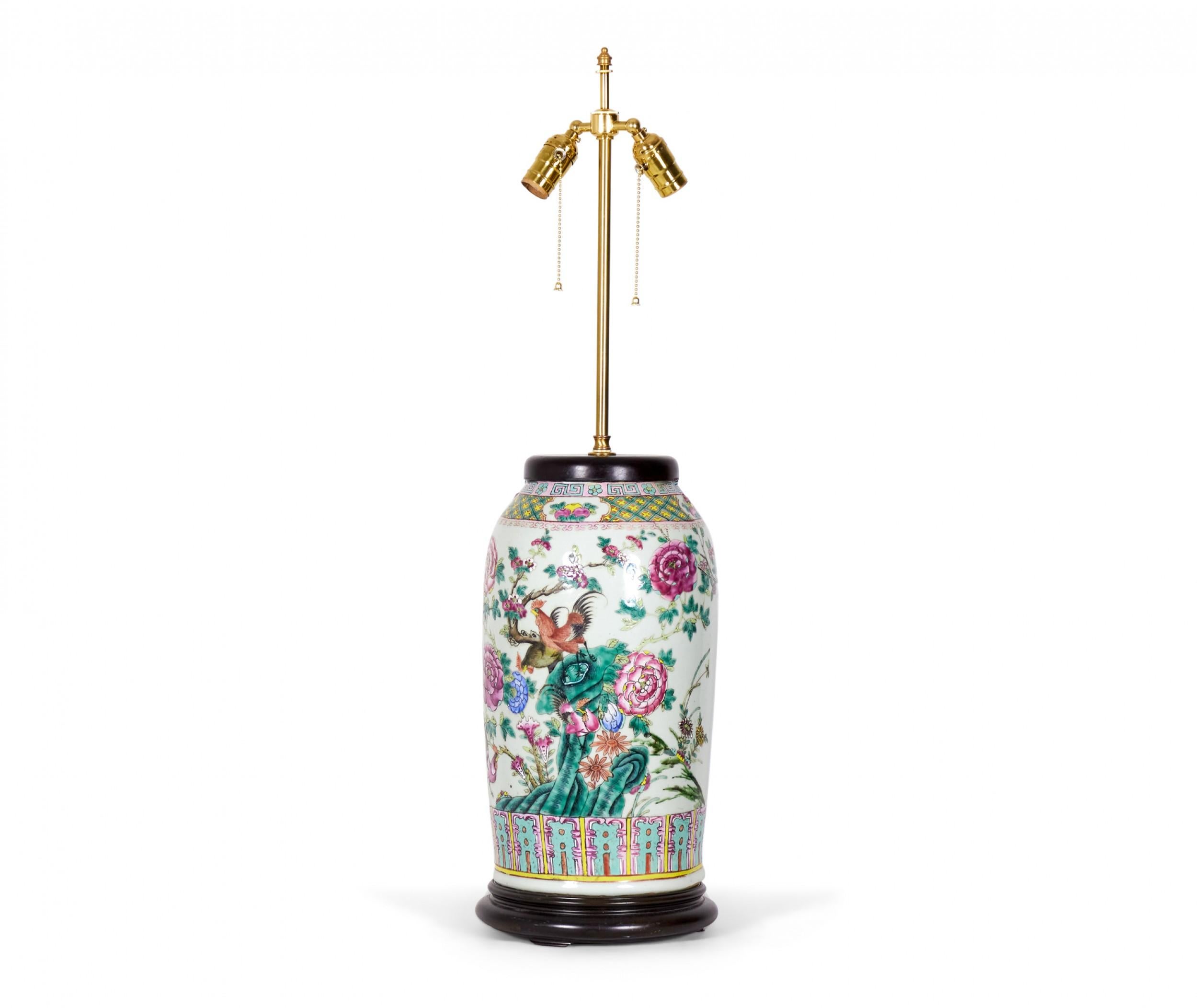 Laiton Ancienne lampe de table en porcelaine chinoise Famille Rose & Design/One en vente