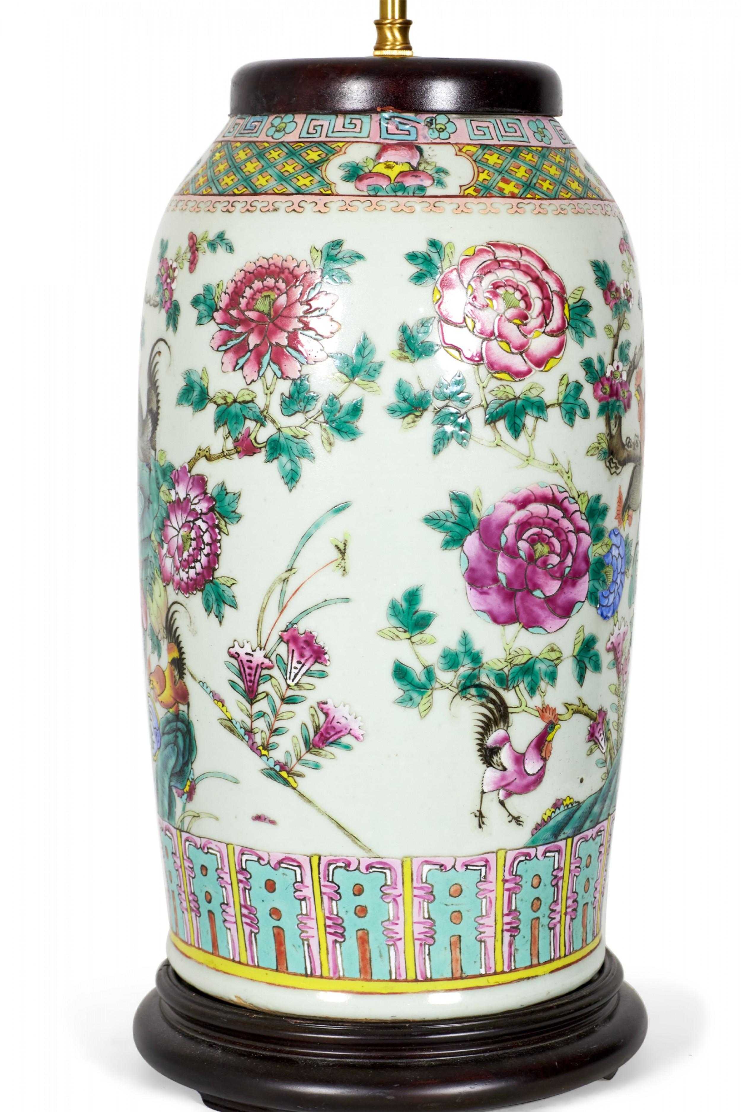 Ancienne lampe de table en porcelaine chinoise Famille Rose & Design/One en vente 1