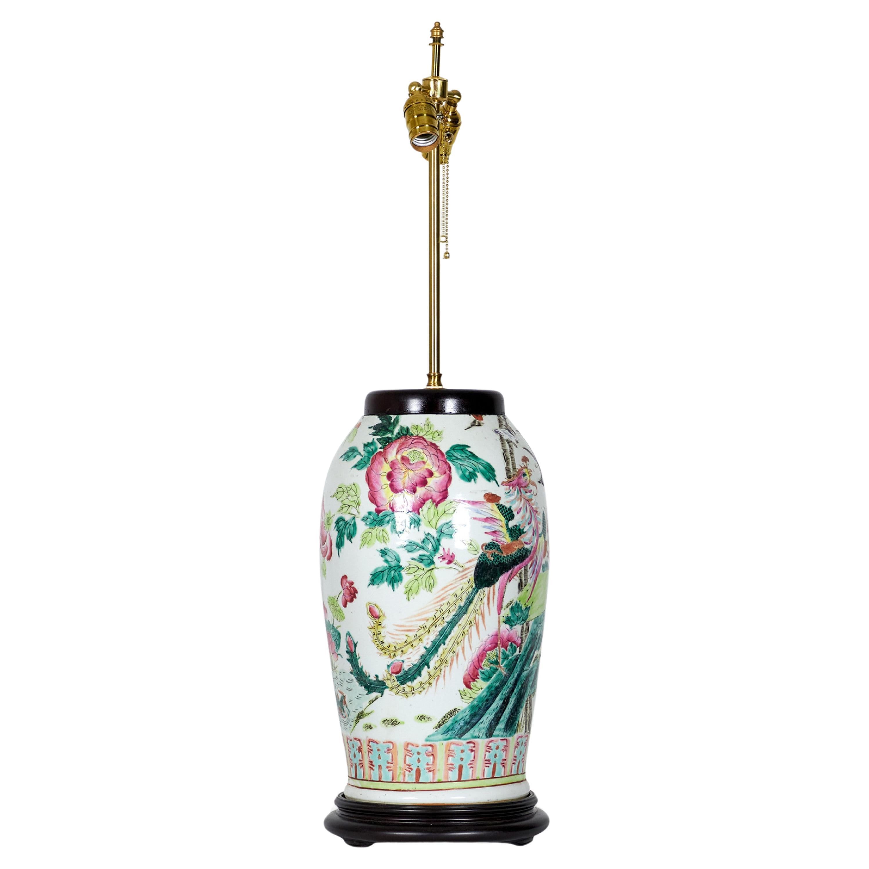 Antiguo jarrón chino de porcelana con diseño de rosas y pájaros Lámpara de mesa en venta