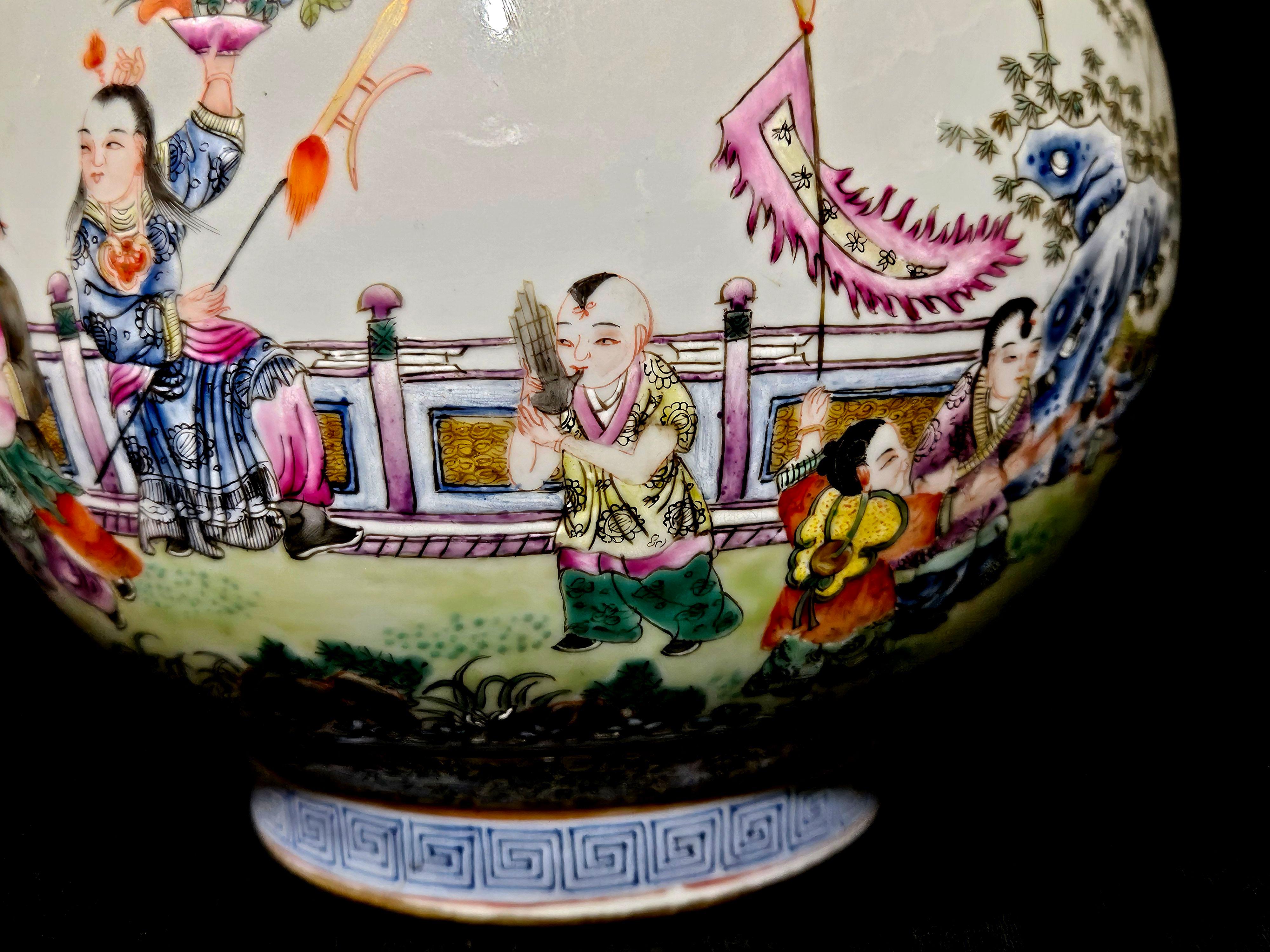 Antiguo jarrón chino con forma de botella de rosa familiar Siglo XIX/principios del XX en venta 3
