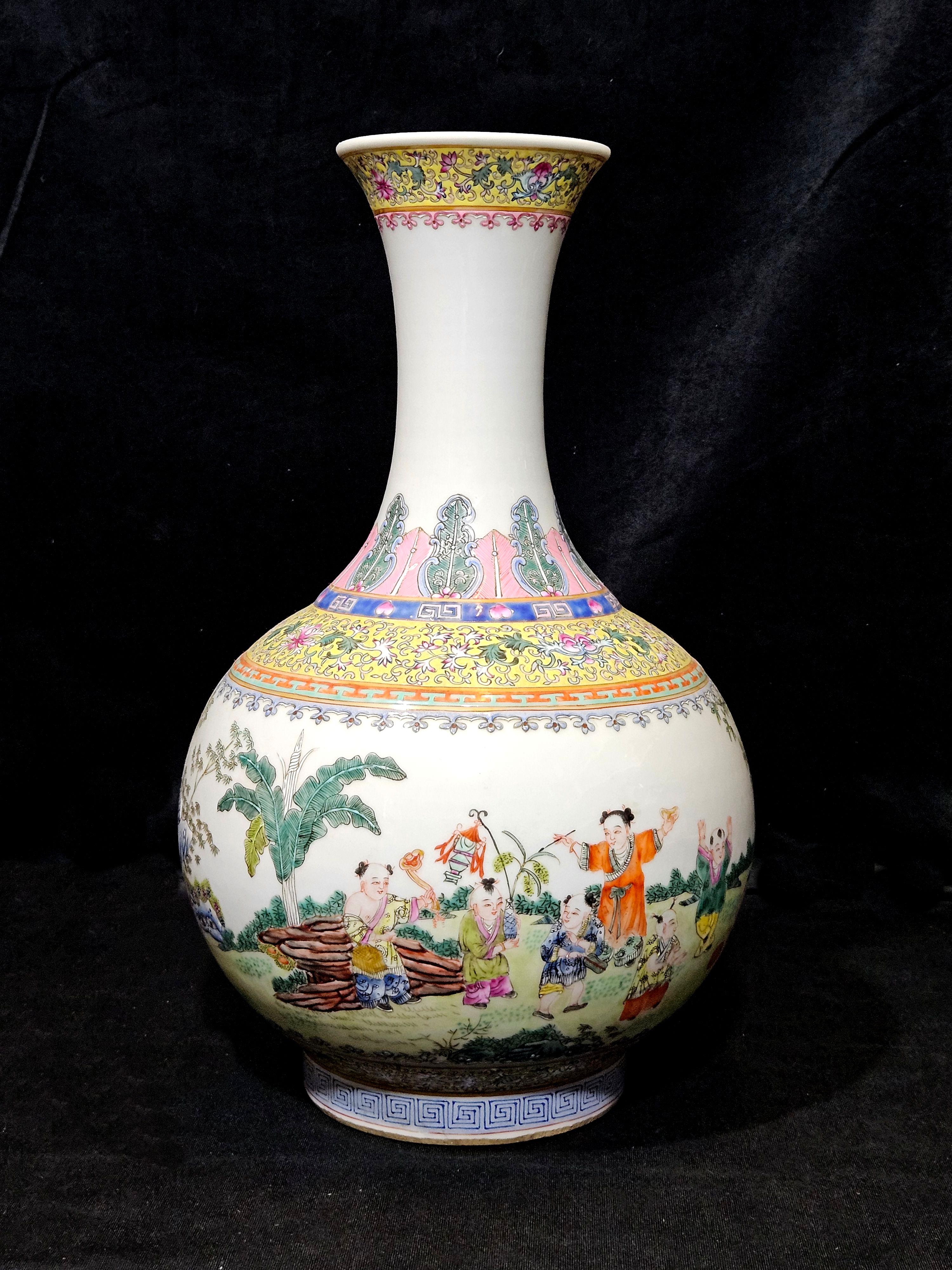 Jarrón chino antiguo con forma de botella de rosa familiar
China. Decoración del siglo XIX/principios del XX de niños jugando. 16 pulgadas de alto. Marca Chia-Ching.