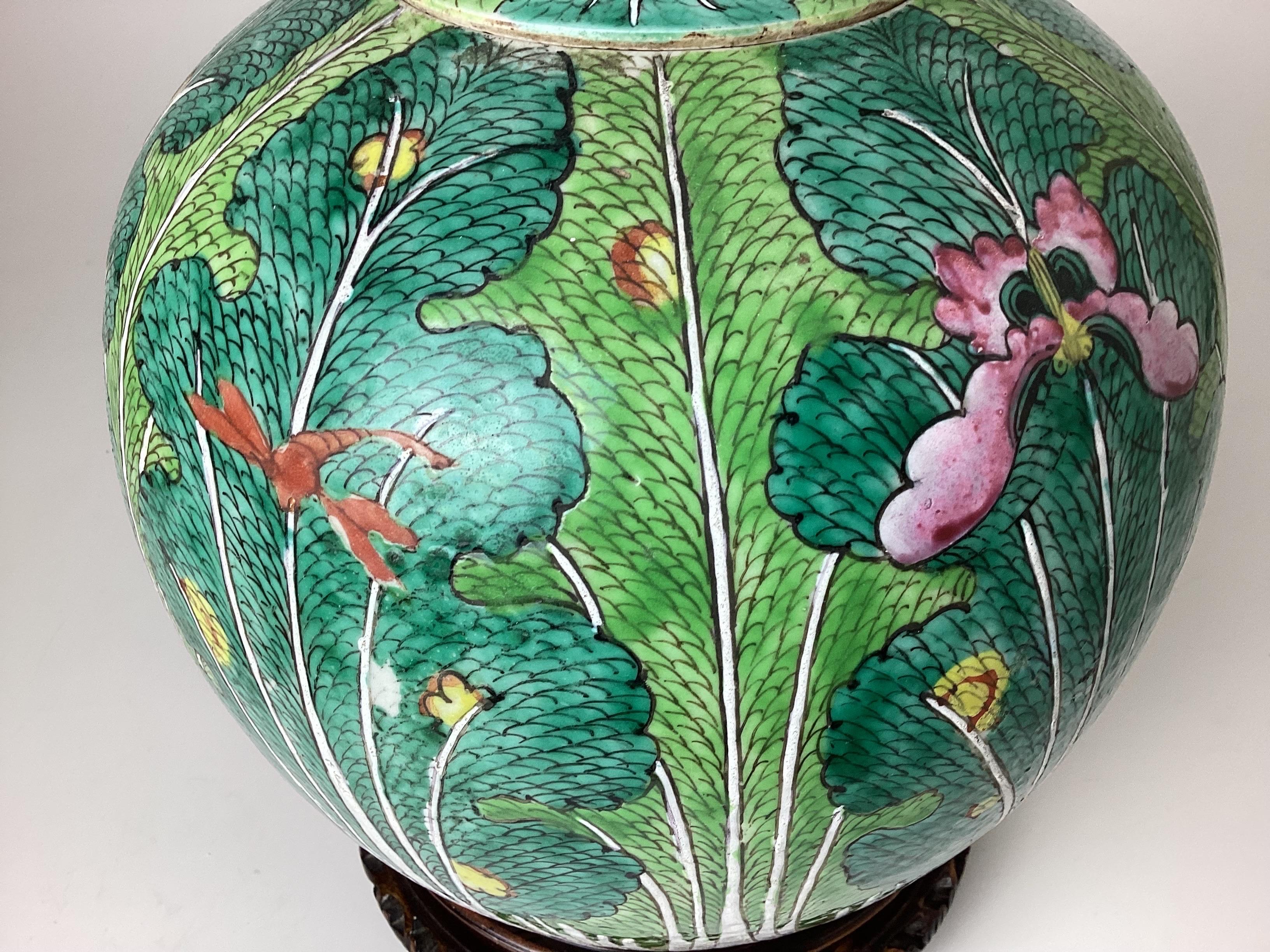 Antique Chinese Famille Rose Cabbage Decoration Covered Ginger Jar with Plinth In Excellent Condition In Lambertville, NJ