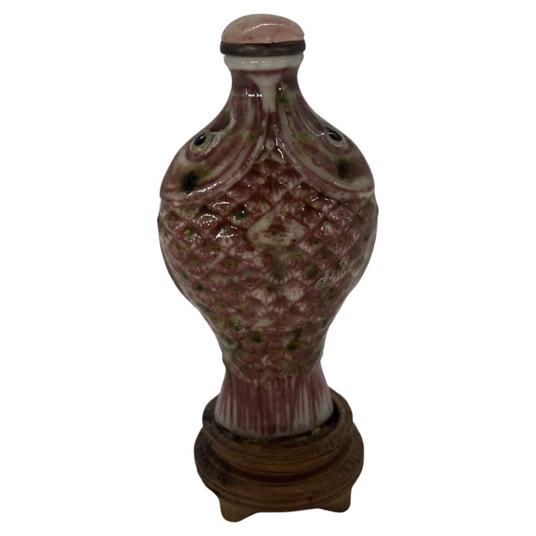 Bouteille de parfum chinoise ancienne décorée de double poisson émaillé Famille Rose en vente