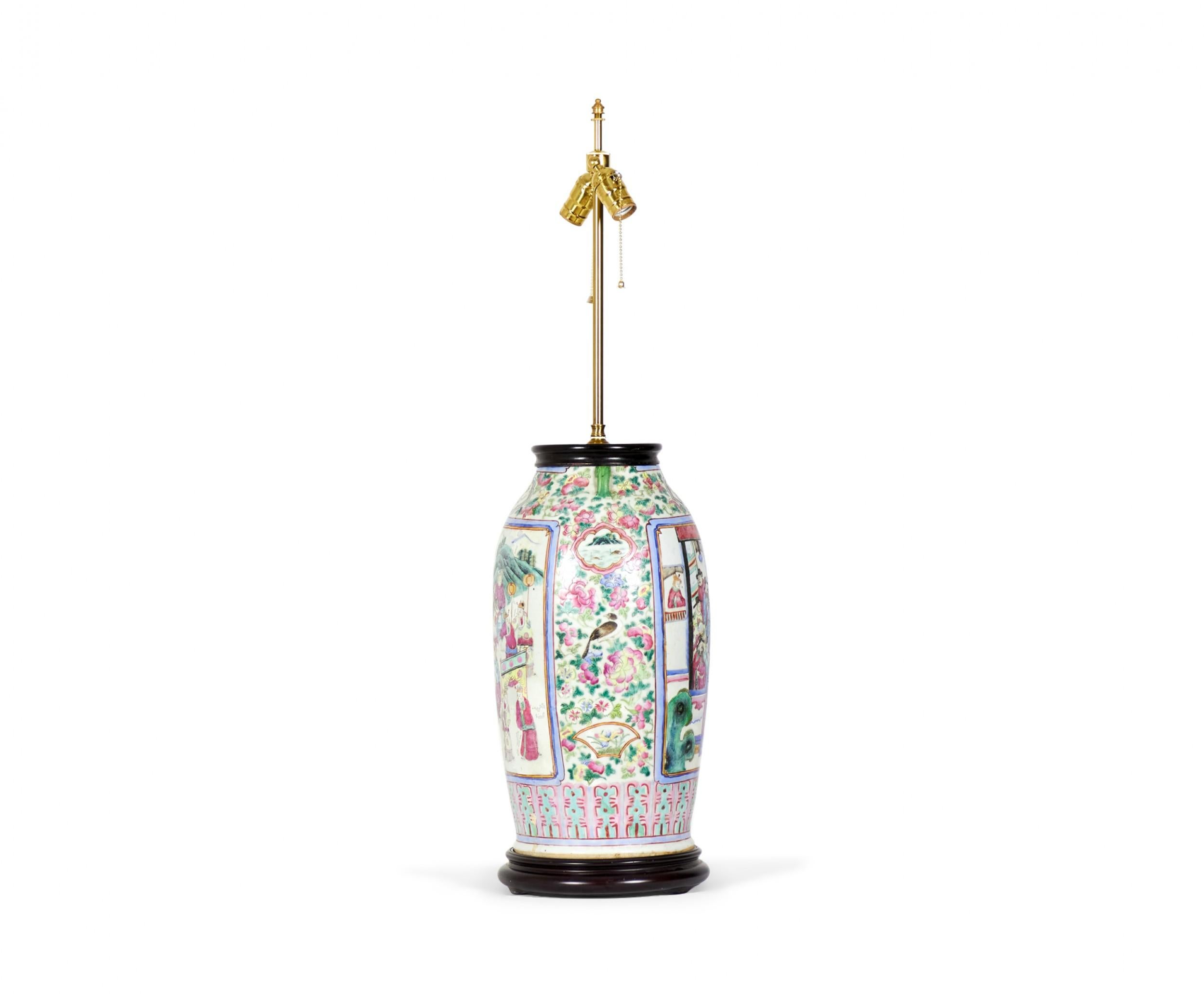 Antike chinesische Tischlampe aus einer Porzellanvase aus dem 18. Jahrhundert, die mit Holz- und Messingbeschlägen als Lampe montiert ist, mit einem verschlungenen Famille-Rose-Muster in Blau, Rosa, Violett und Grün. (Ähnliche Lampe: NWL2721)

Wird