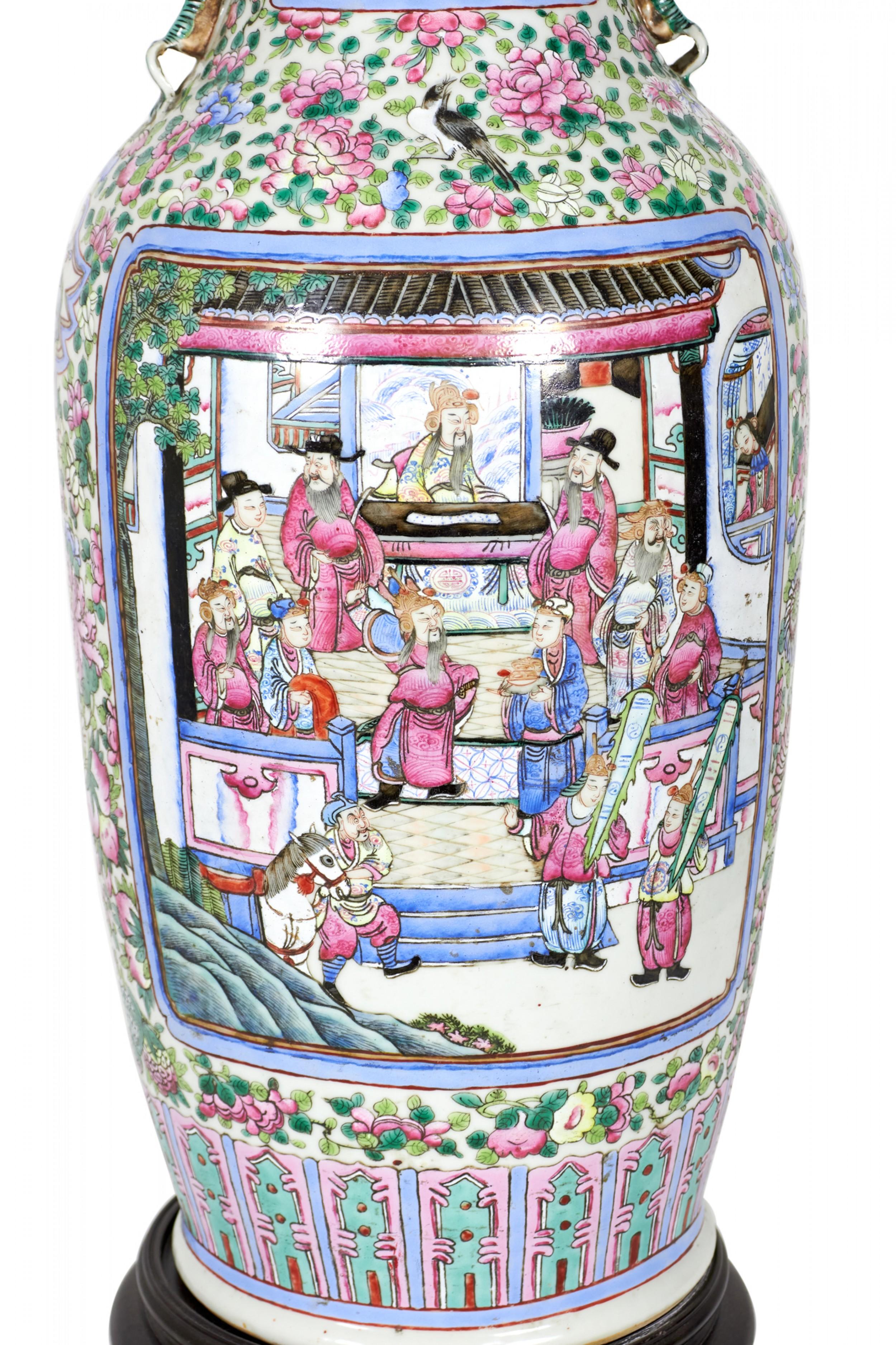 Antica lampada da tavolo cinese ricavata da un vaso di porcellana del XVIII secolo montato come lampada in legno e ottone, con un intricato disegno famille rose in blu, rosa, viola e verde. (Lampada simile: NWL2711)

Viene spedito senza paralume.