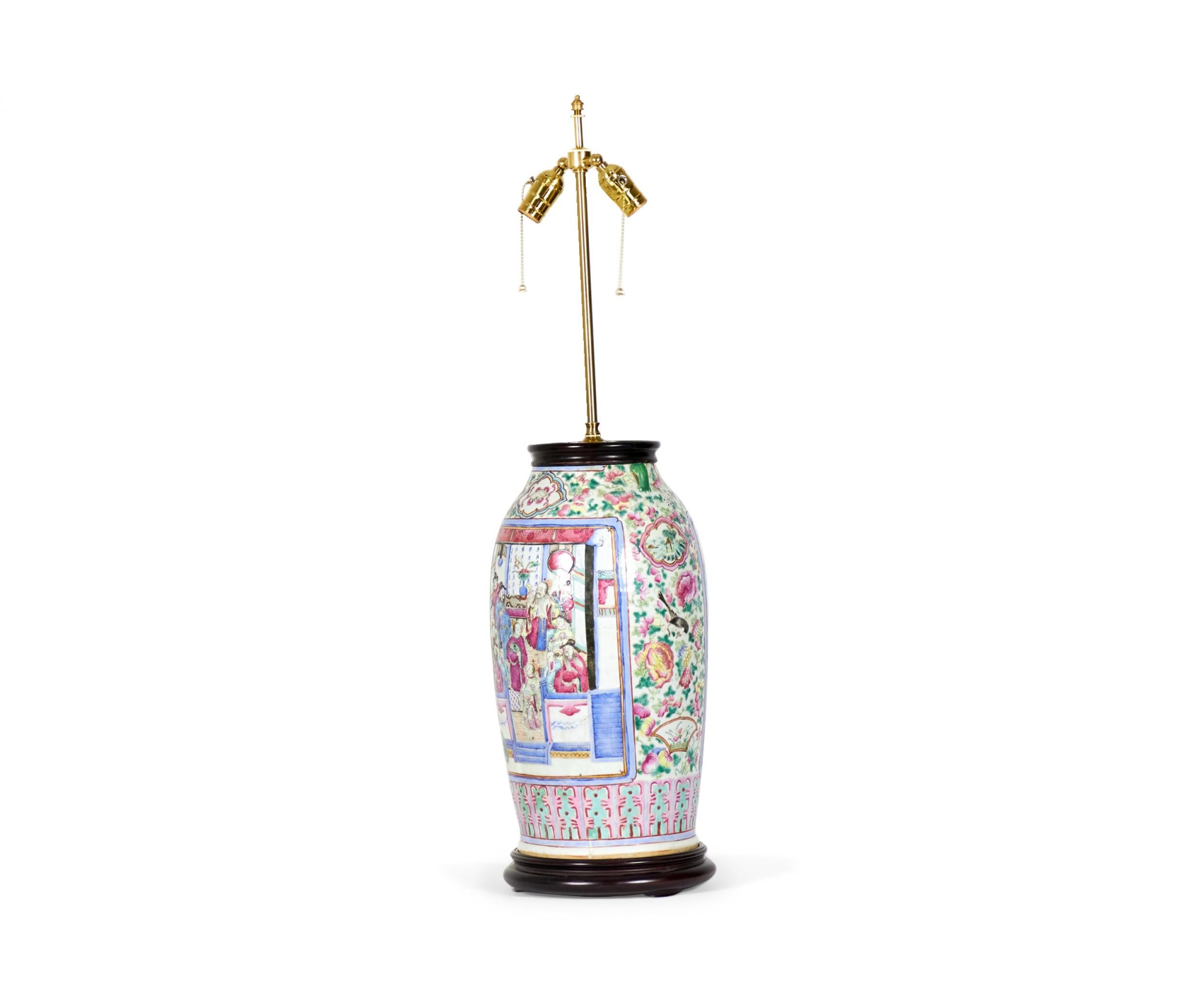 Antike chinesische Famille-Rose-Tischlampe aus mehrfarbigem Porzellan, Famille-Vase im Zustand „Gut“ im Angebot in Queens, NY