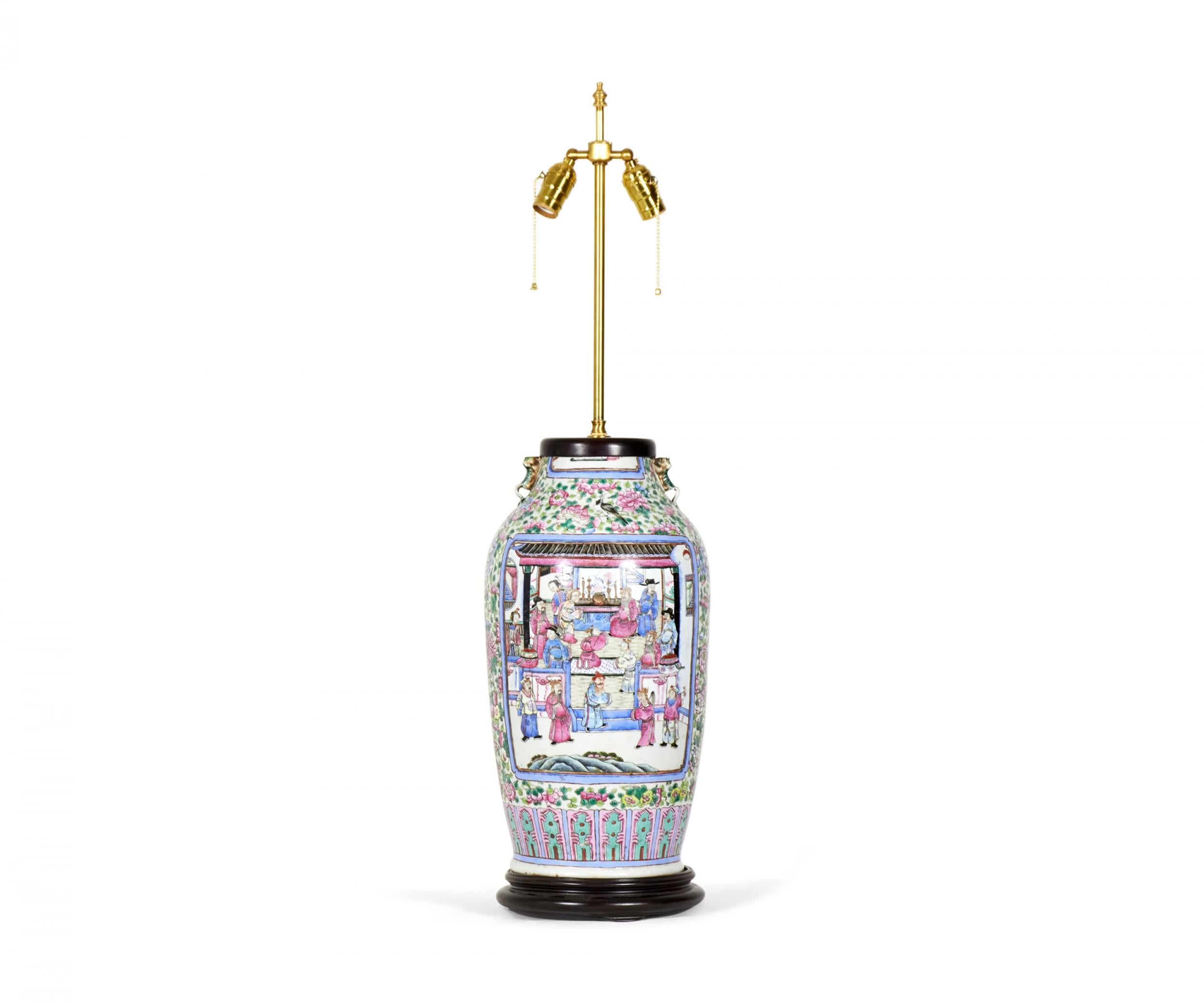 Antica lampada da tavolo in porcellana multicolore Famille Rose cinese In condizioni buone in vendita a Queens, NY