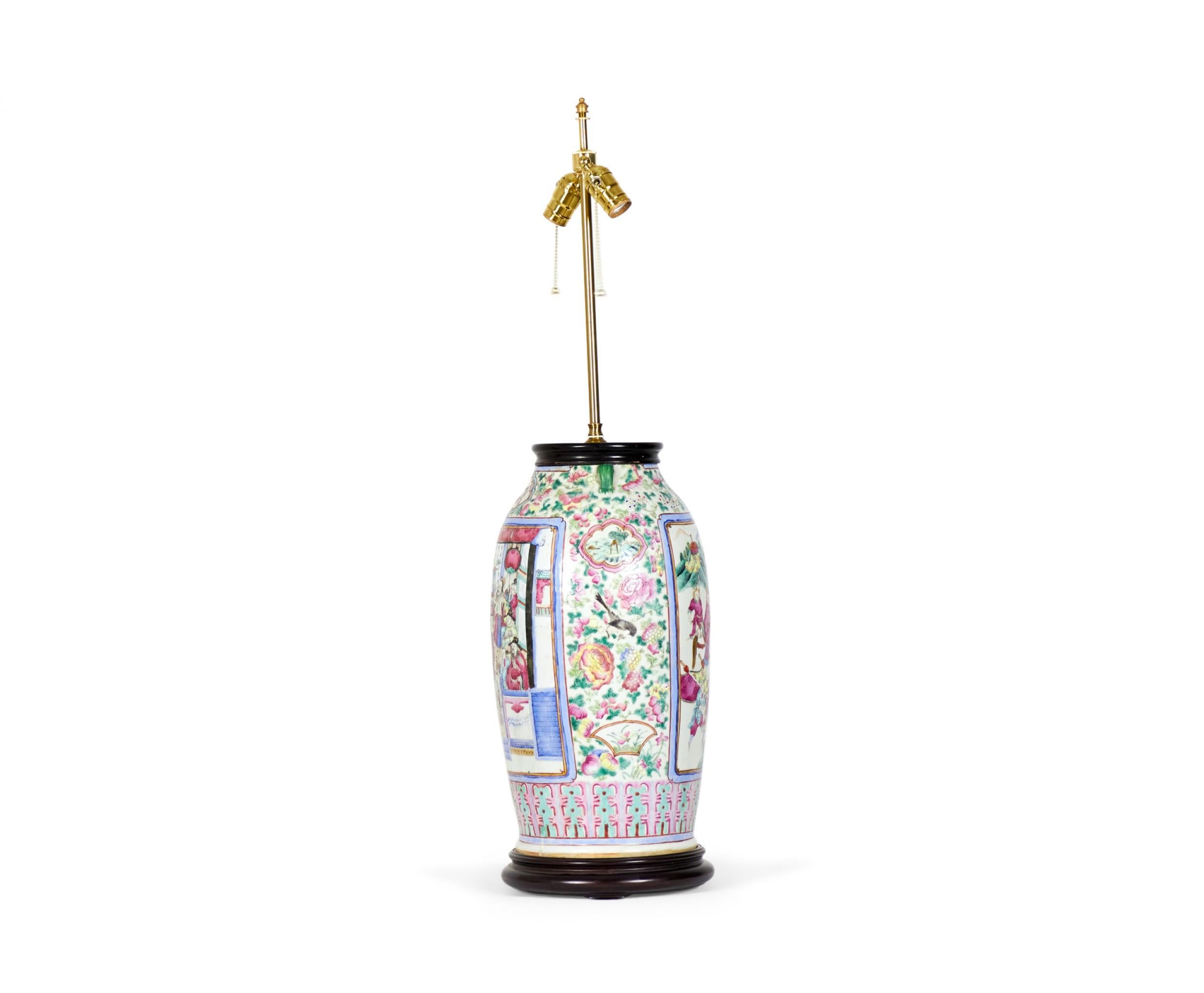 Antike chinesische Famille-Rose-Tischlampe aus mehrfarbigem Porzellan, Famille-Vase (Messing) im Angebot