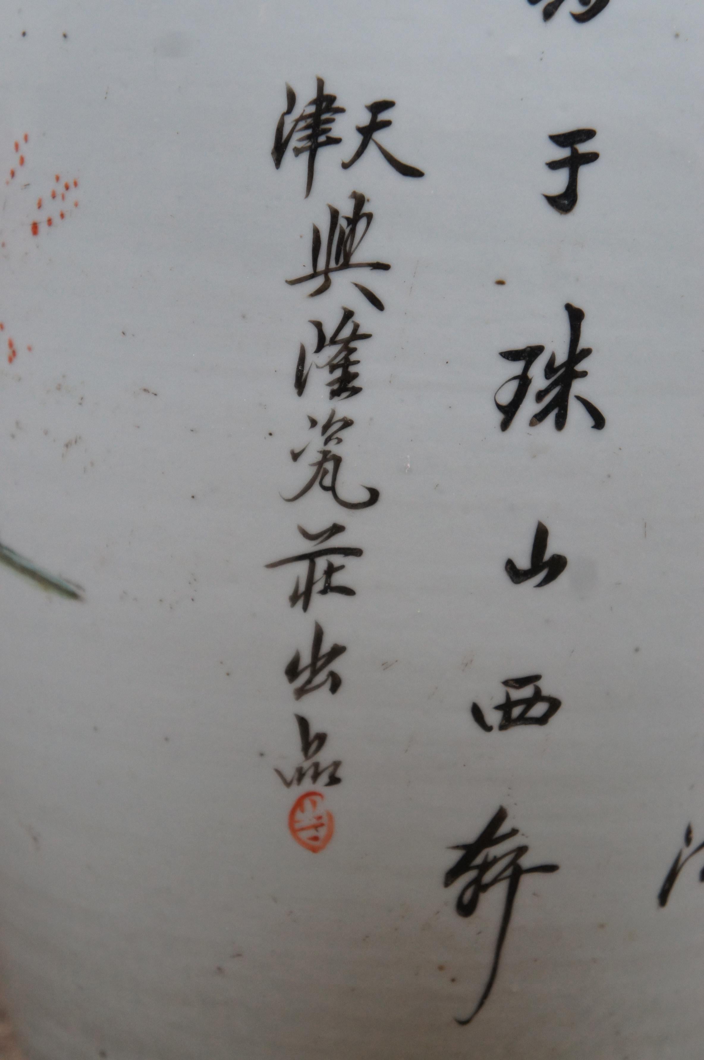Antike chinesische Famille-Rose-Stehlampe-Urne aus polychromem Porzellan mit Kalligrafie im Angebot 3