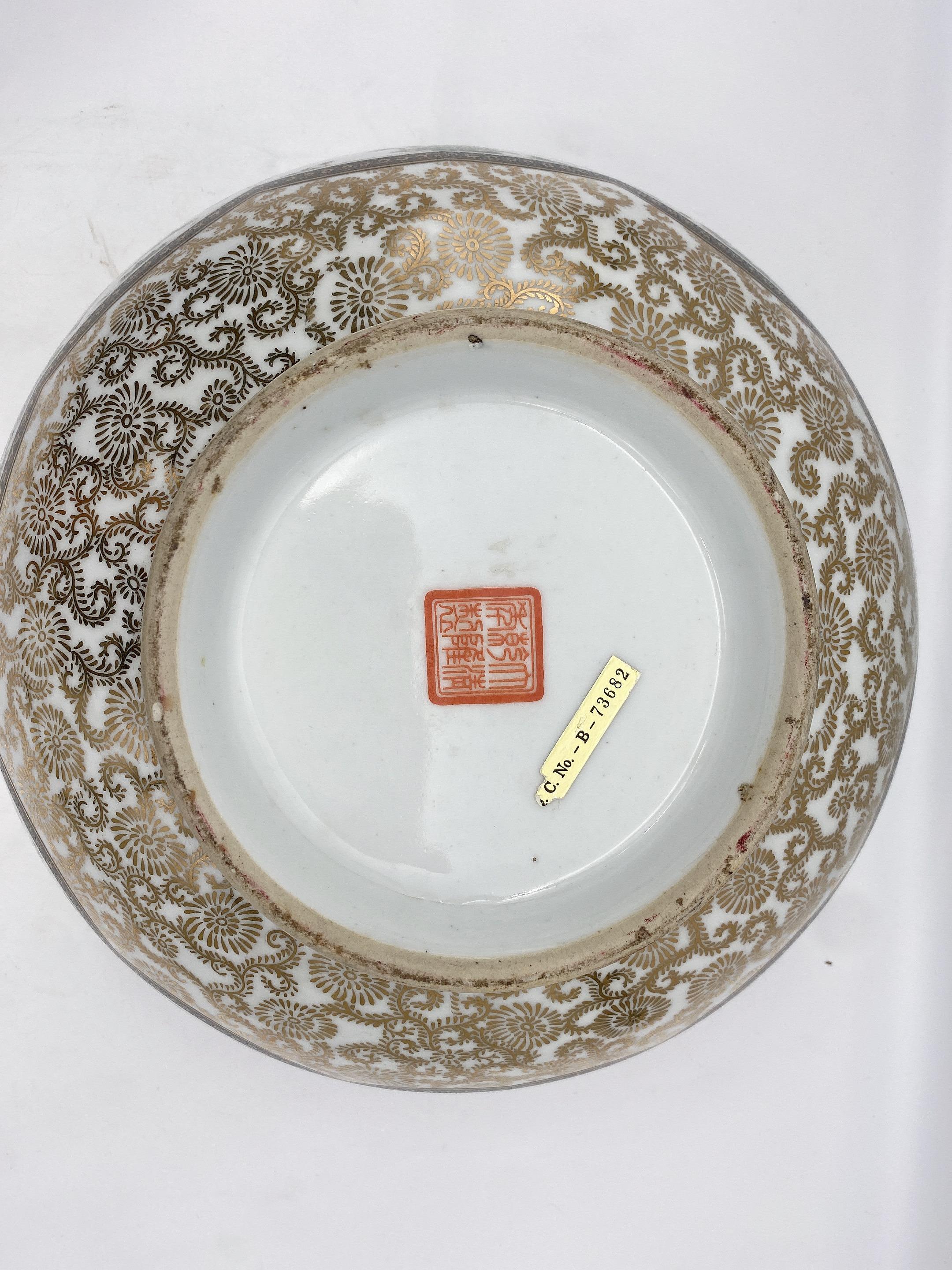 Grand bol ancien en porcelaine chinoise Famille Rose avec émaux de couleur en vente 2