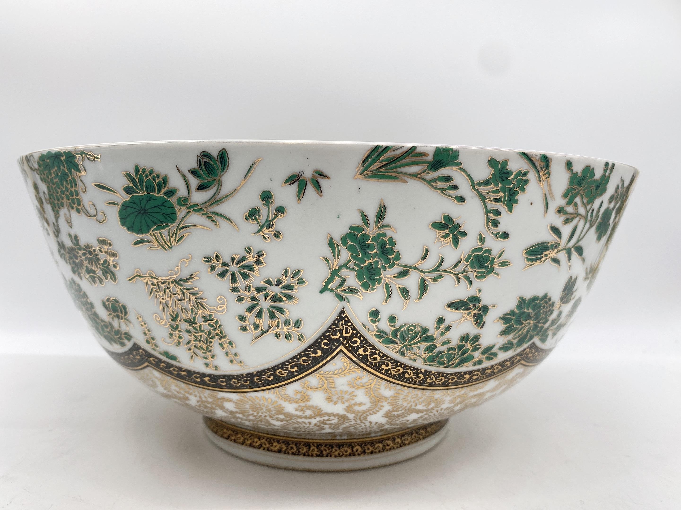Exportation chinoise Grand bol ancien en porcelaine chinoise Famille Rose avec émaux de couleur en vente