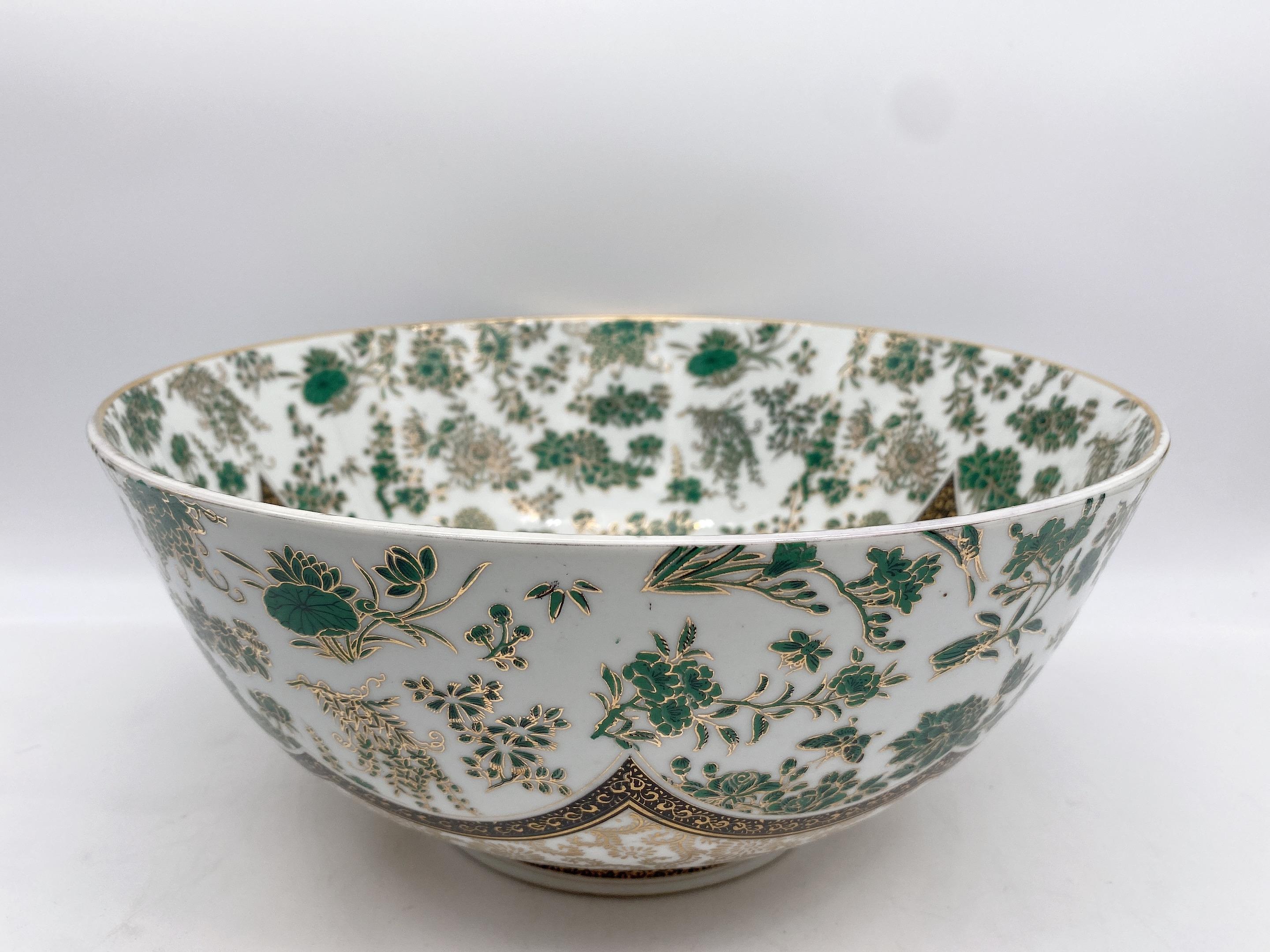 Chinois Grand bol ancien en porcelaine chinoise Famille Rose avec émaux de couleur en vente
