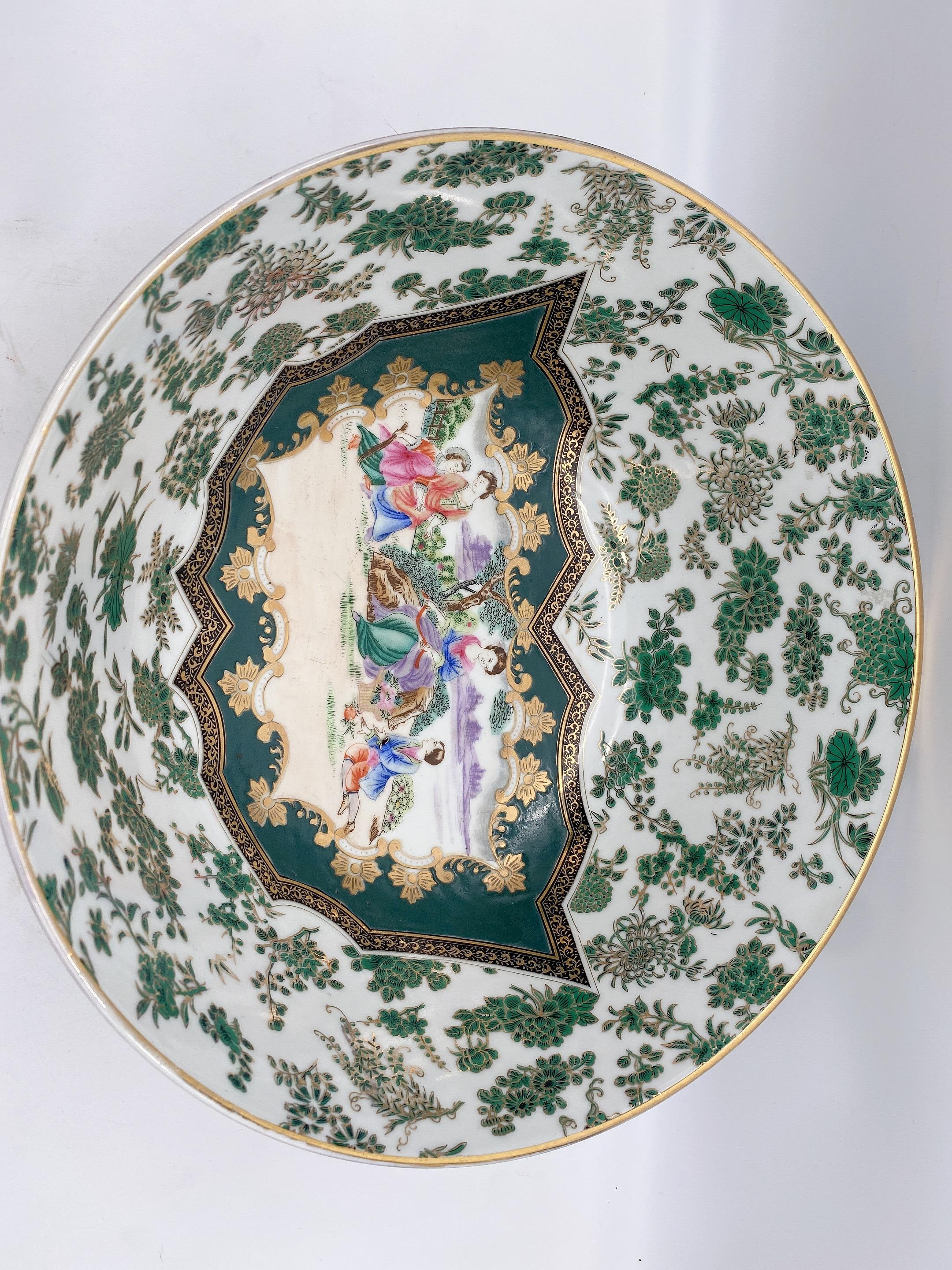 Sculpté Grand bol ancien en porcelaine chinoise Famille Rose avec émaux de couleur en vente