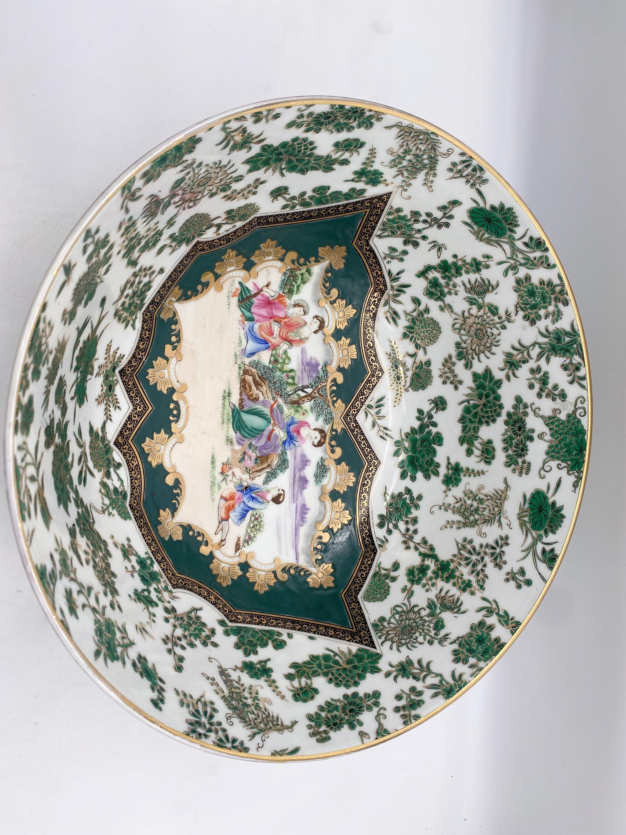 20ième siècle Grand bol ancien en porcelaine chinoise Famille Rose avec émaux de couleur en vente