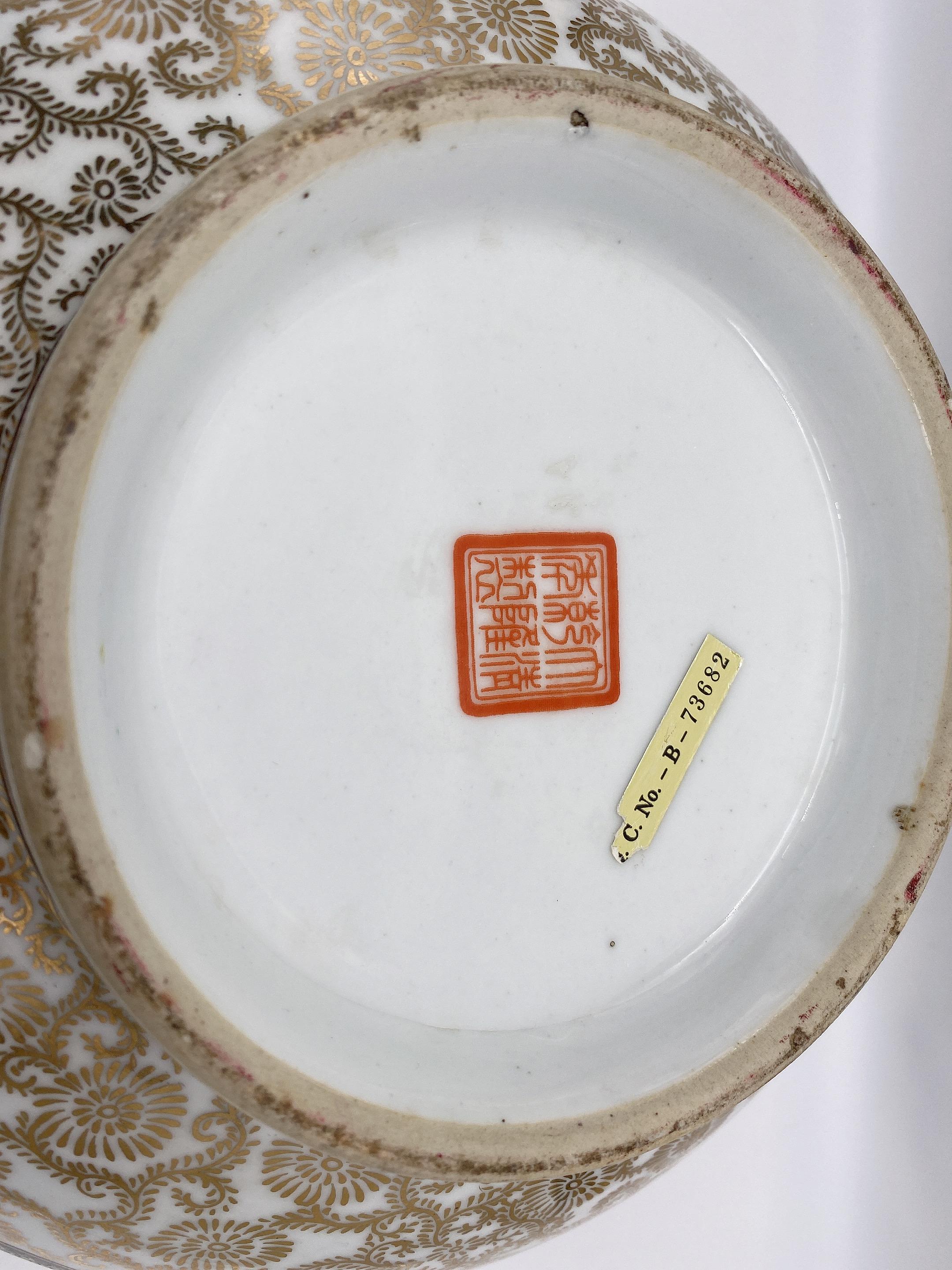 Grand bol ancien en porcelaine chinoise Famille Rose avec émaux de couleur en vente 1