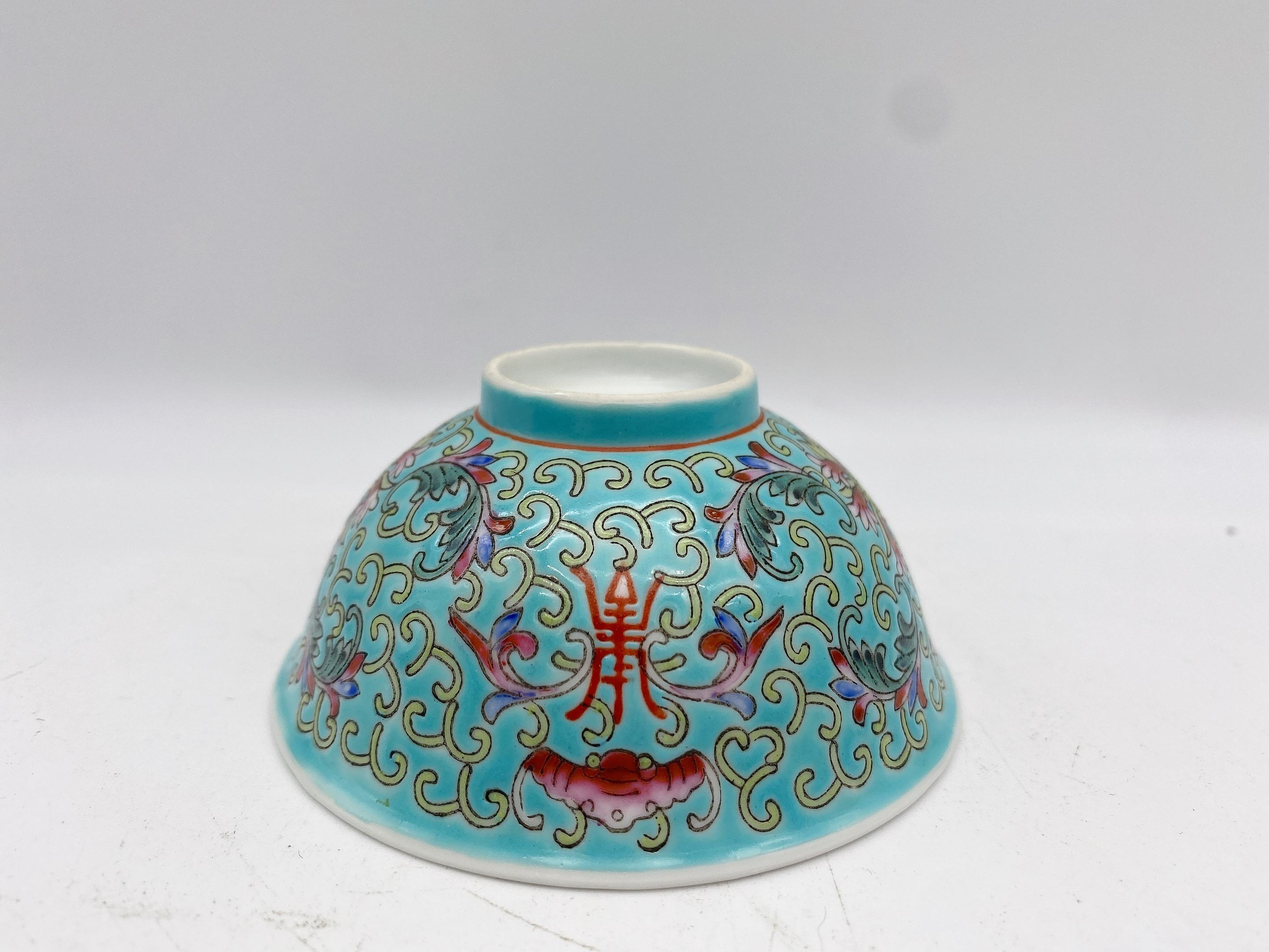 Chinois Ensemble ancien en porcelaine chinoise de style famille rose de 17 pièces en vente