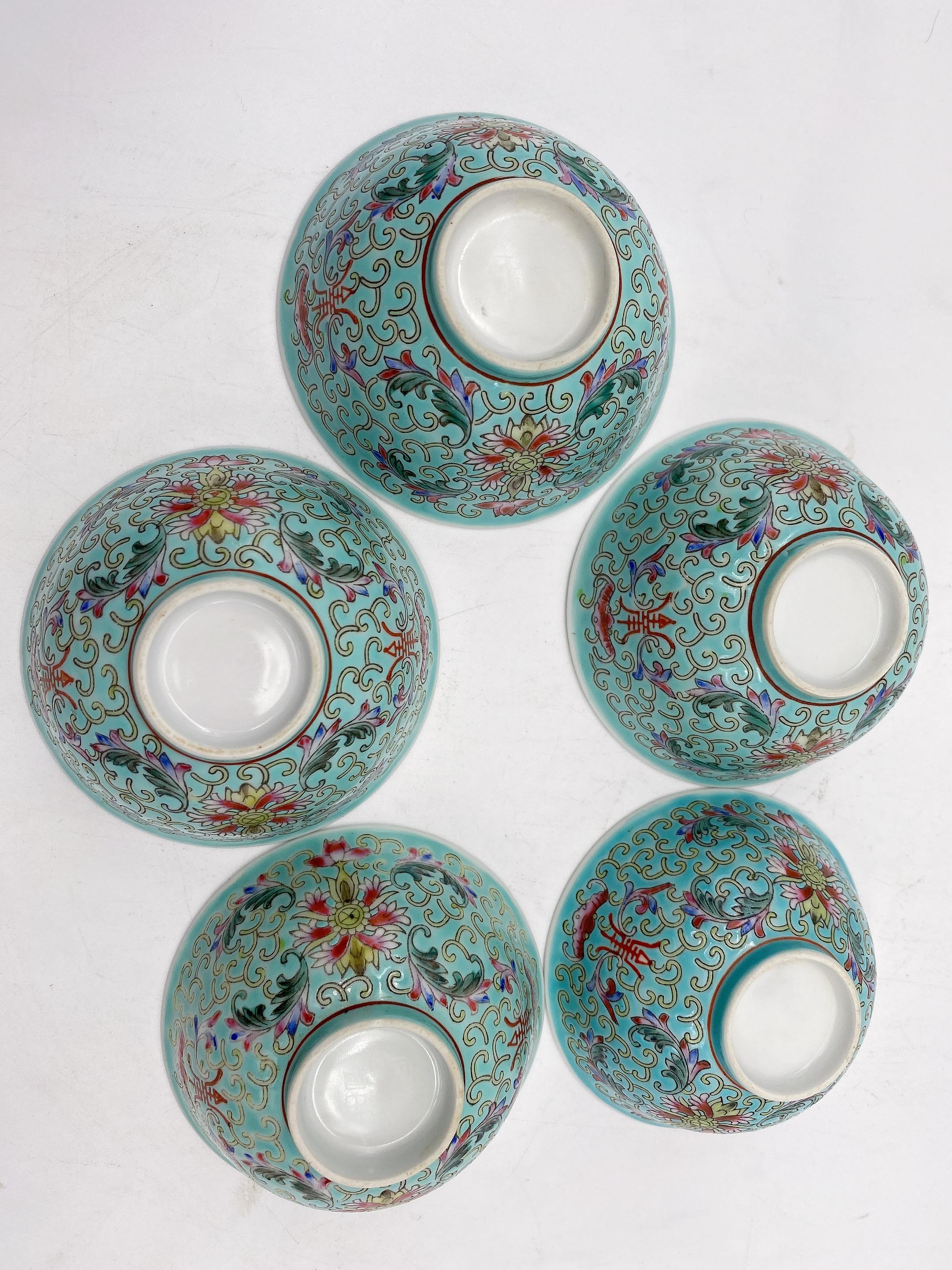 20ième siècle Ensemble ancien en porcelaine chinoise de style famille rose de 17 pièces en vente
