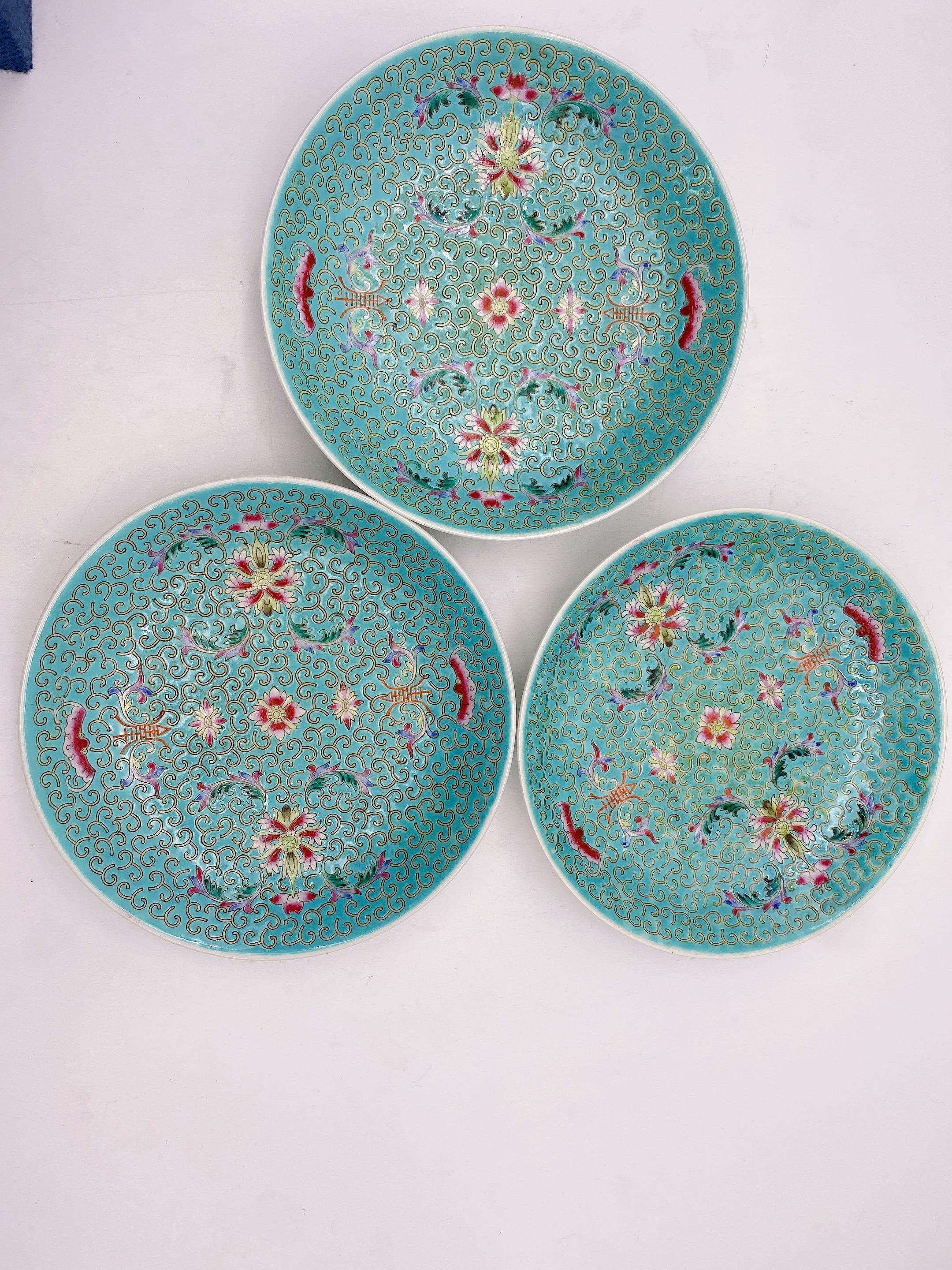 Porcelaine Ensemble ancien en porcelaine chinoise de style famille rose de 17 pièces en vente