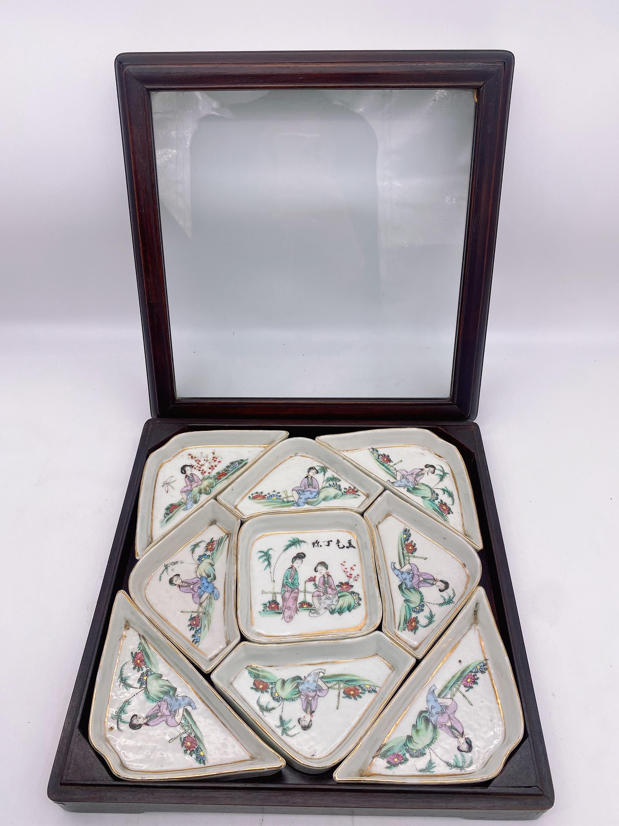 Antigua vajilla china de porcelana Famille Rose de 9 piezas con caja de palisandro siglo XX