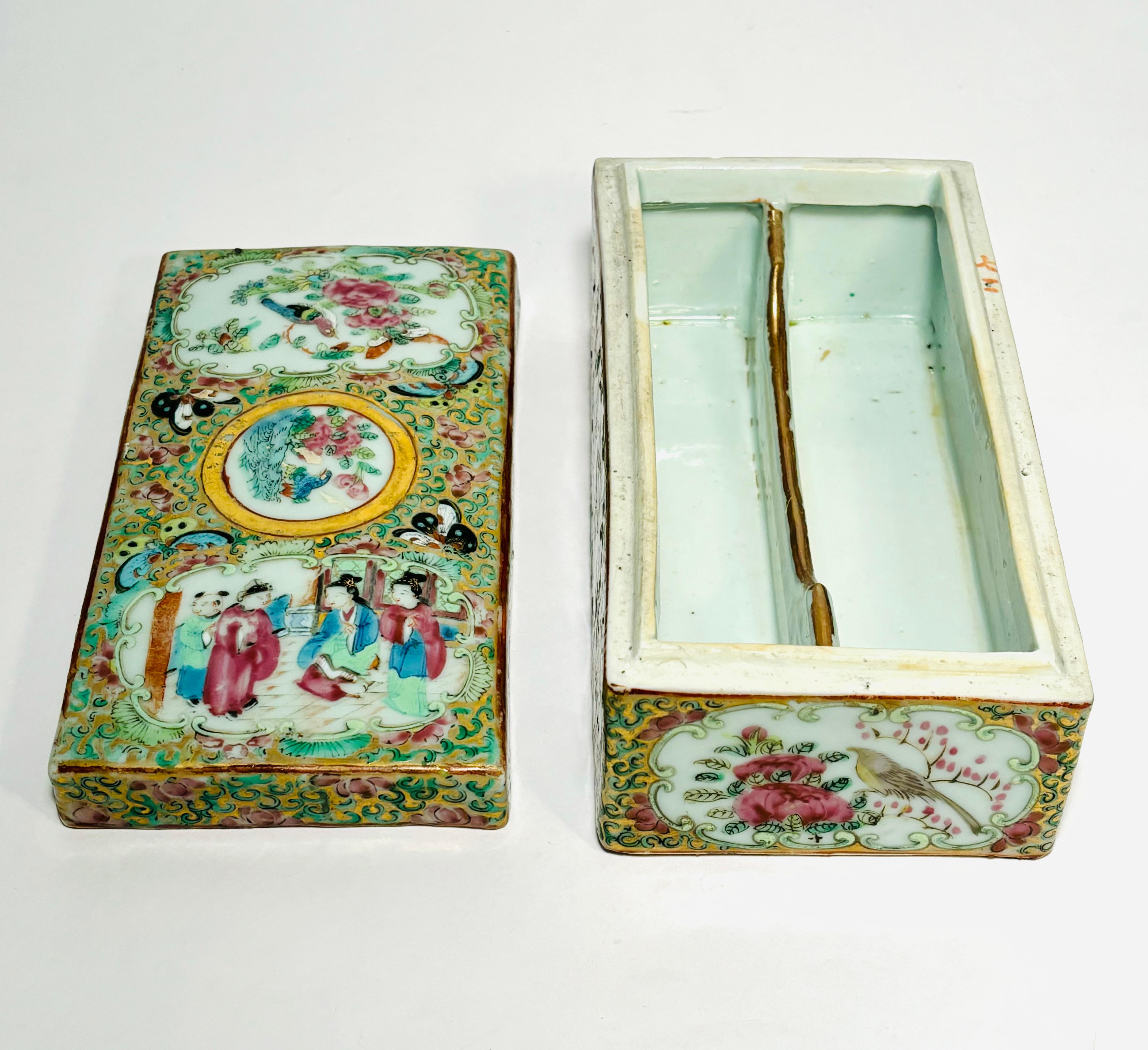Antike chinesische Famille-Rose-Porzellanschachtel oder Schreibtischzubehör aus Porzellan (Chinesischer Export) im Angebot