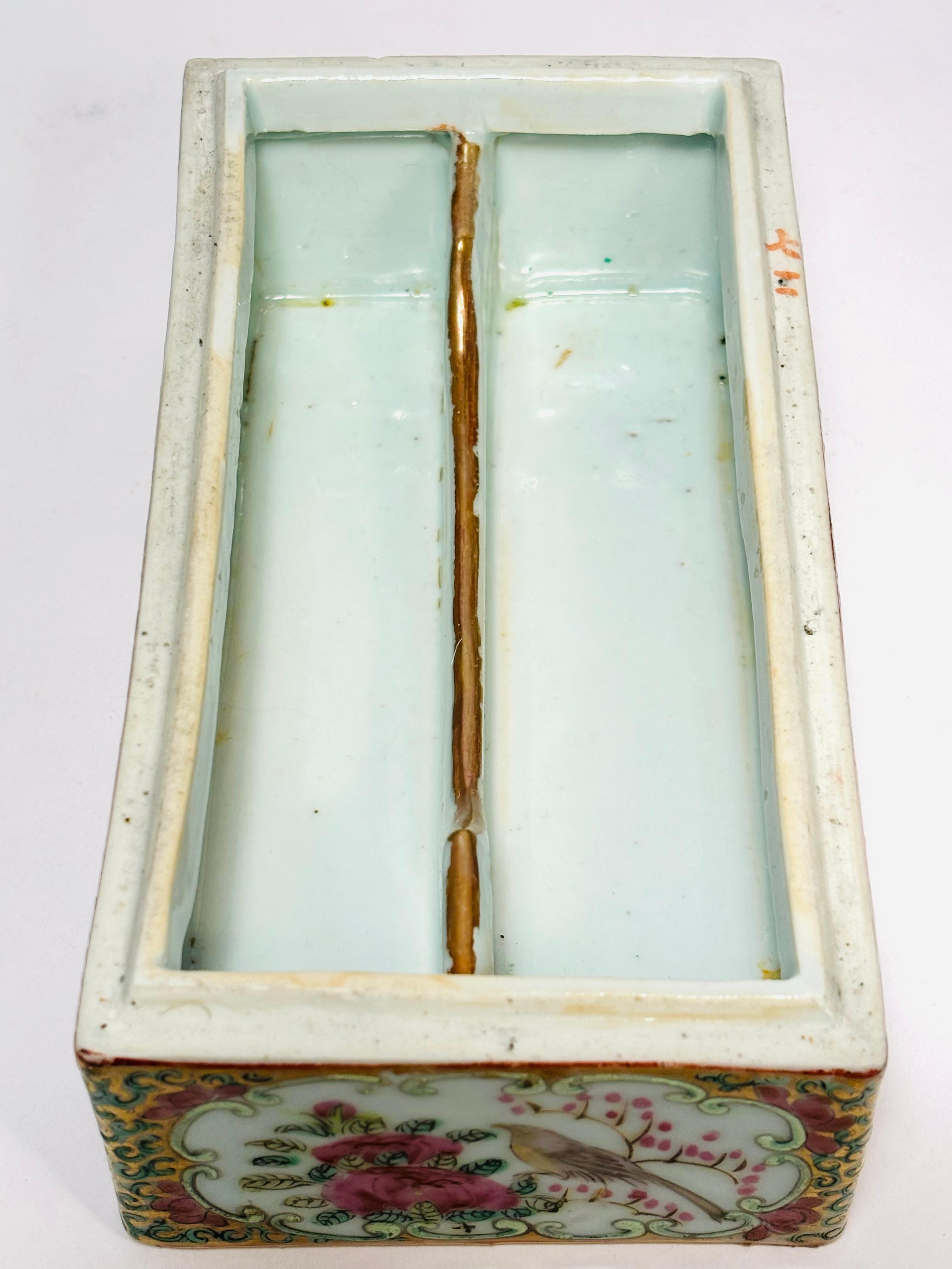 Antike chinesische Famille-Rose-Porzellanschachtel oder Schreibtischzubehör aus Porzellan (Chinesisch) im Angebot