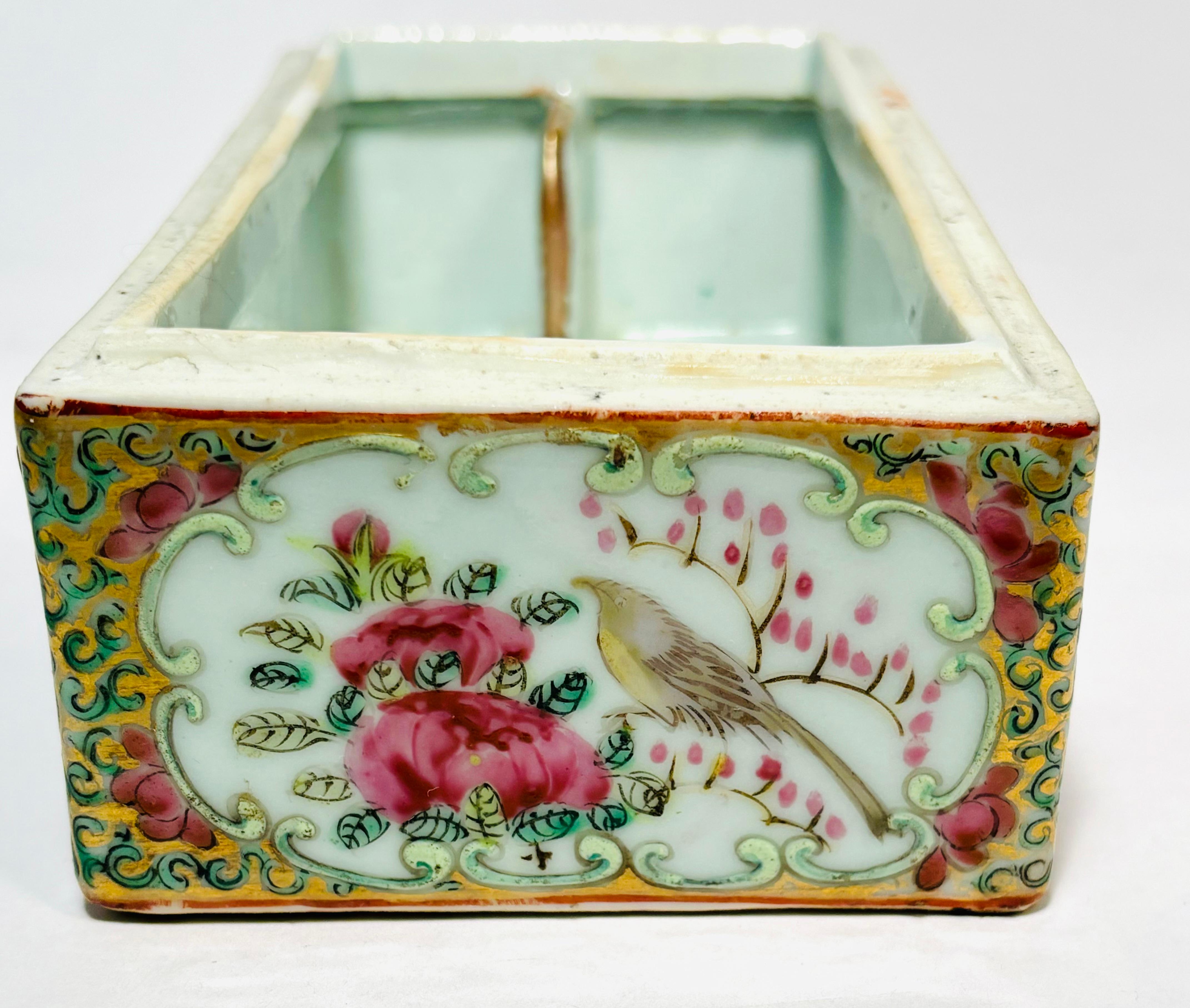 Fait main Antique boîte ou accessoire de bureau chinois en porcelaine Famille Rose en vente
