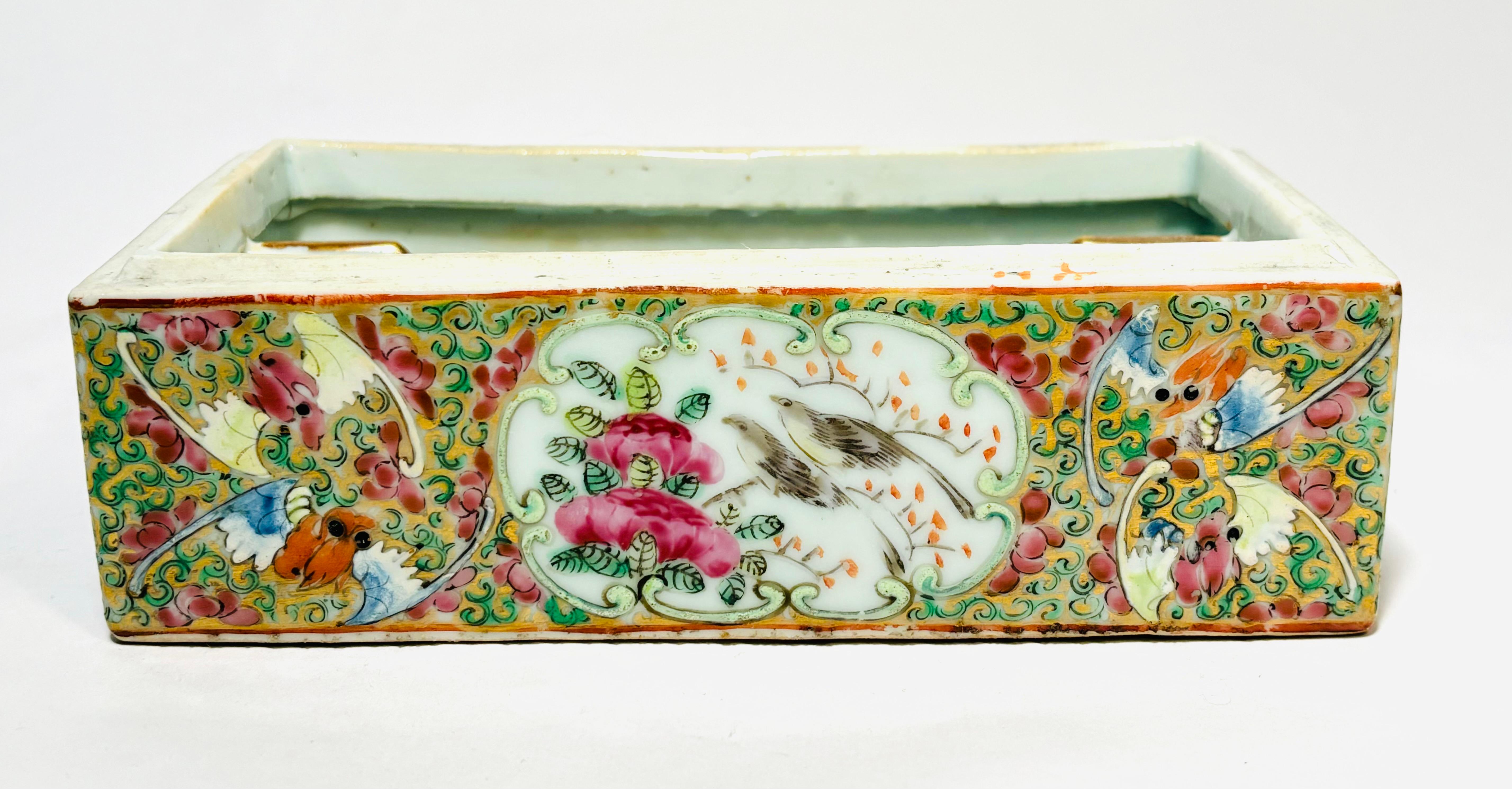 Antike chinesische Famille-Rose-Porzellanschachtel oder Schreibtischzubehör aus Porzellan im Zustand „Gut“ im Angebot in West Palm Beach, FL