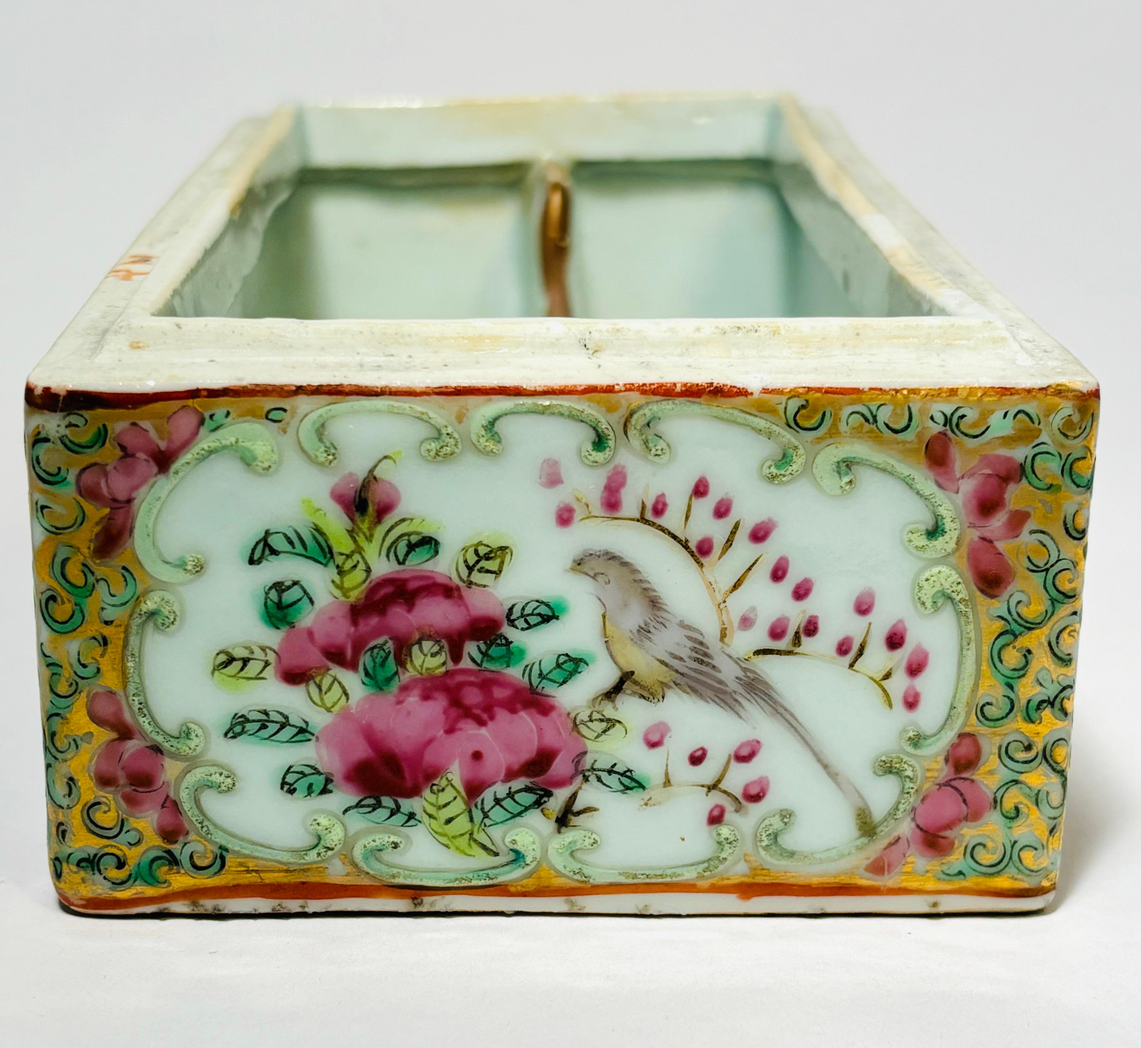XIXe siècle Antique boîte ou accessoire de bureau chinois en porcelaine Famille Rose en vente