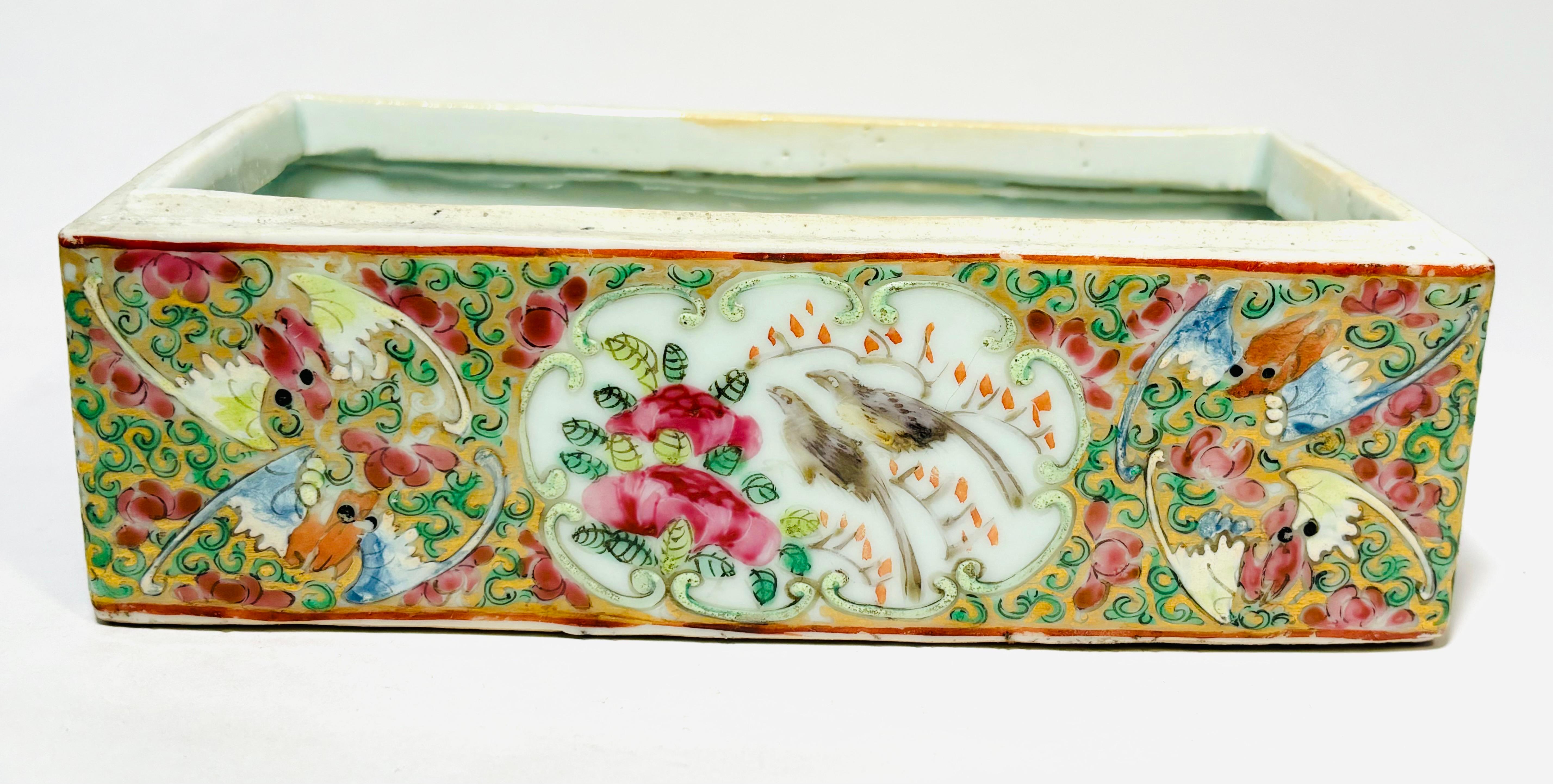 Antike chinesische Famille-Rose-Porzellanschachtel oder Schreibtischzubehör aus Porzellan (Emaille) im Angebot