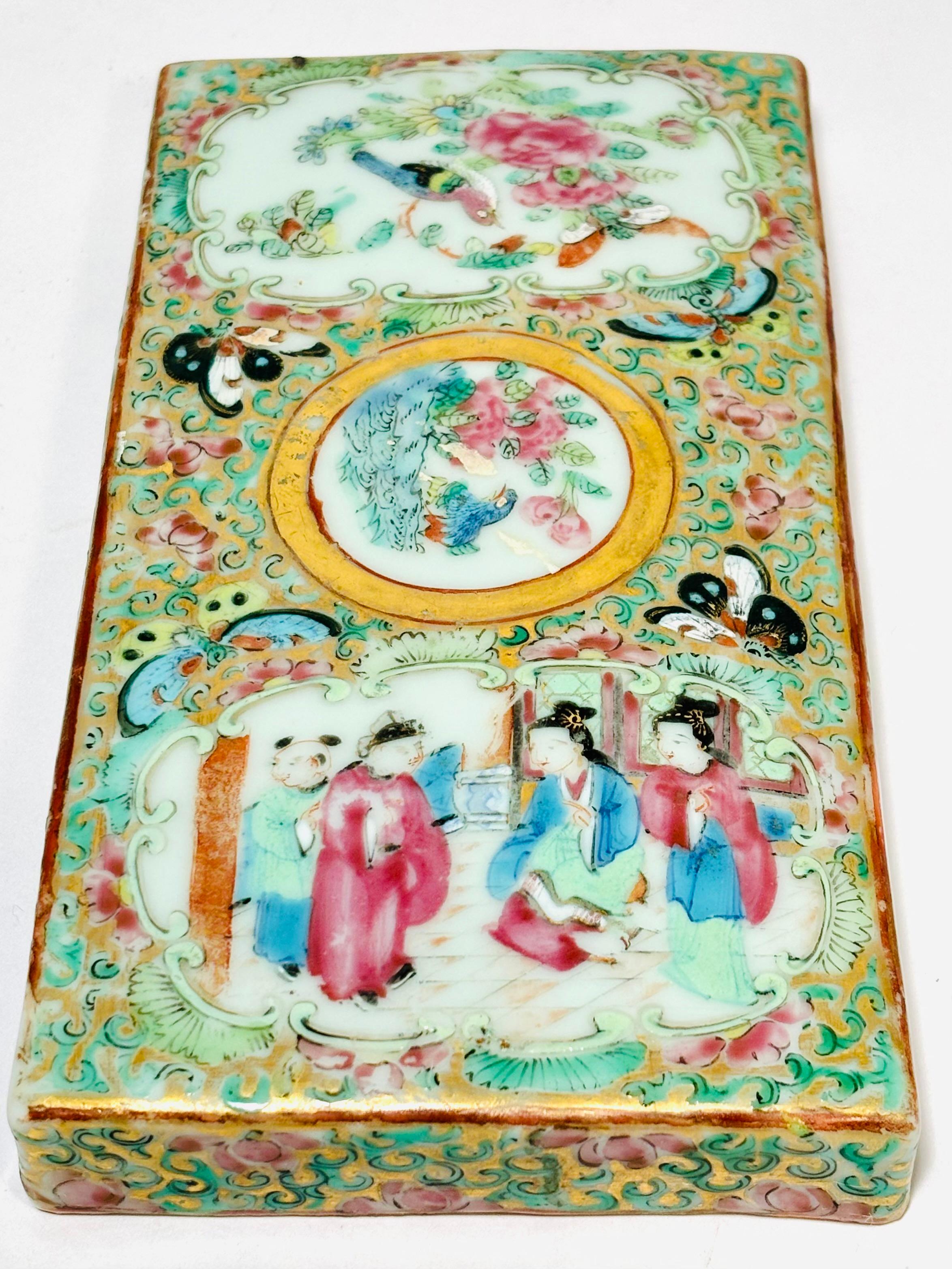 Antike chinesische Famille-Rose-Porzellanschachtel oder Schreibtischzubehör aus Porzellan im Angebot 1