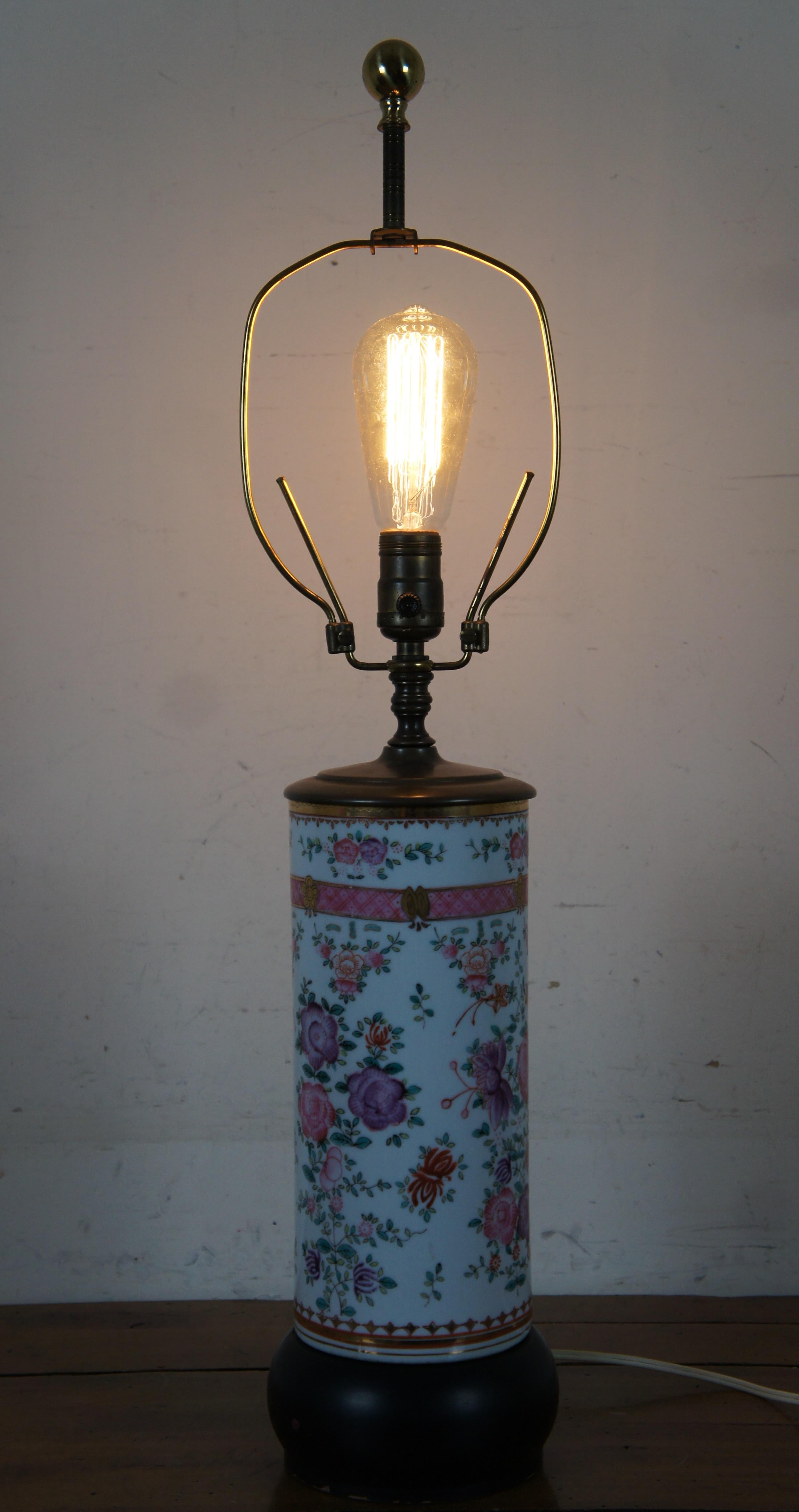 Ancienne lampe de bureau cylindrique chinoise en porcelaine Famille Rose à base en bois de 19 pouces en vente 6