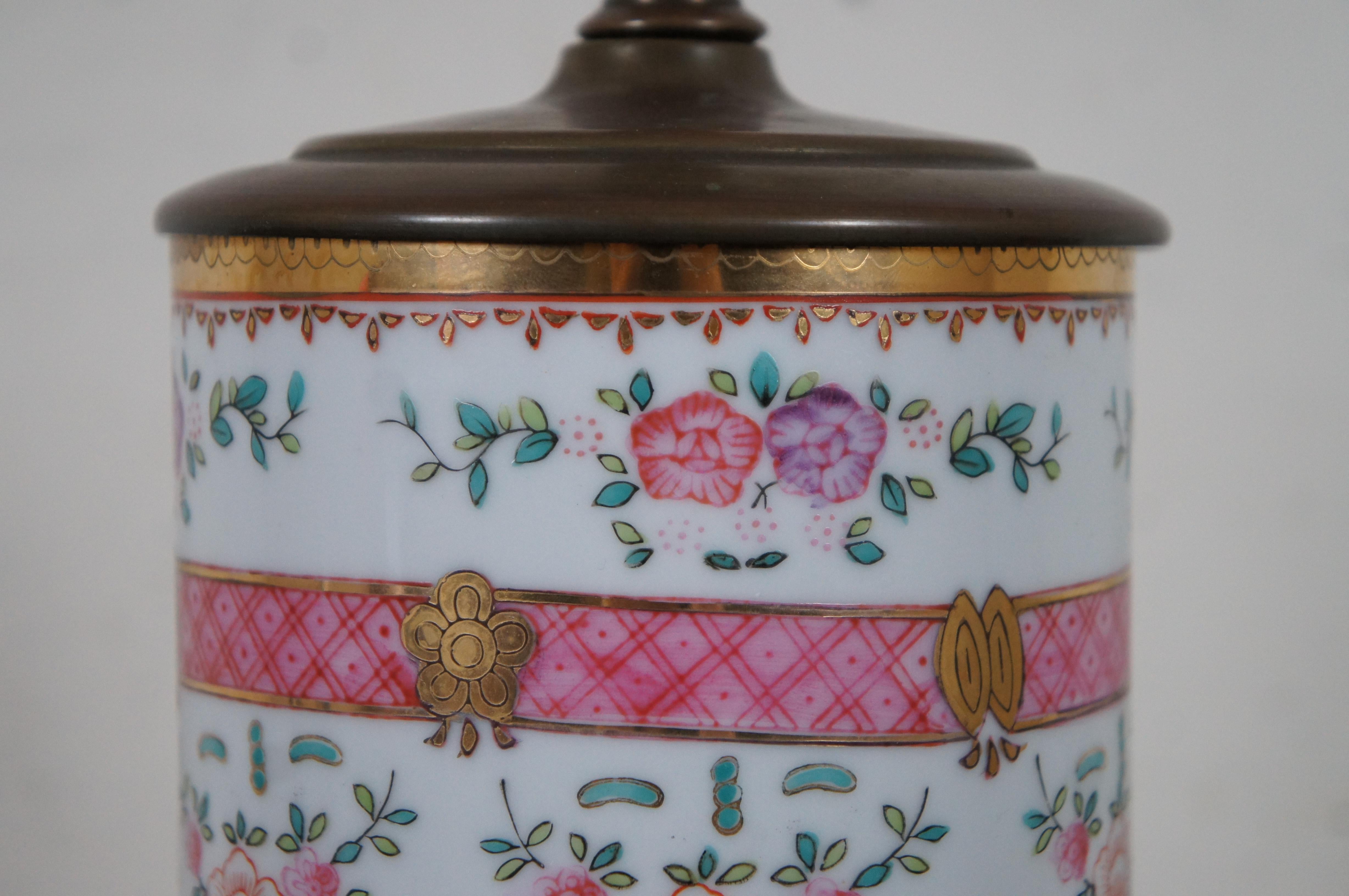 Porcelaine Ancienne lampe de bureau cylindrique chinoise en porcelaine Famille Rose à base en bois de 19 pouces en vente