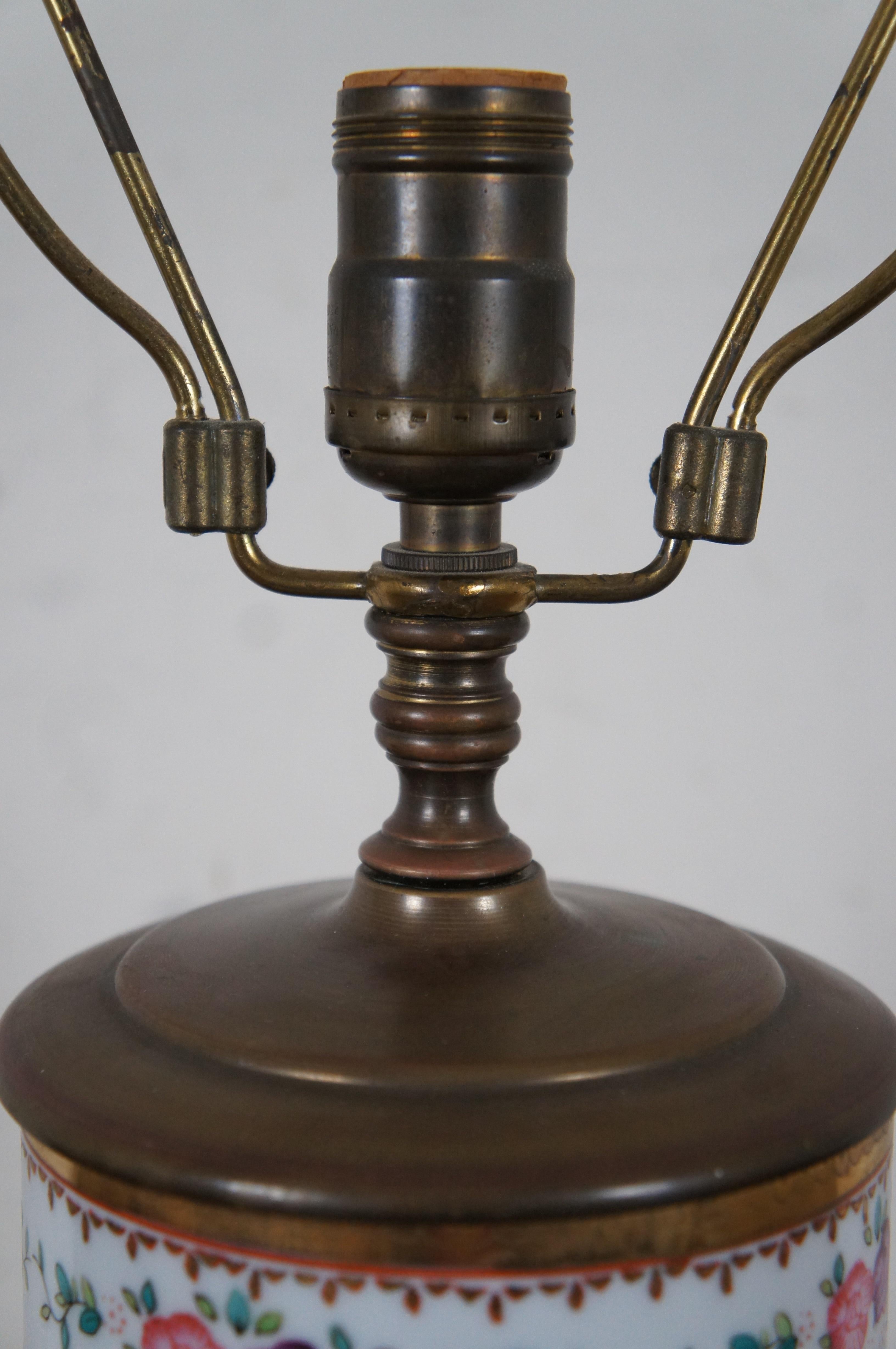 Ancienne lampe de bureau cylindrique chinoise en porcelaine Famille Rose à base en bois de 19 pouces en vente 3