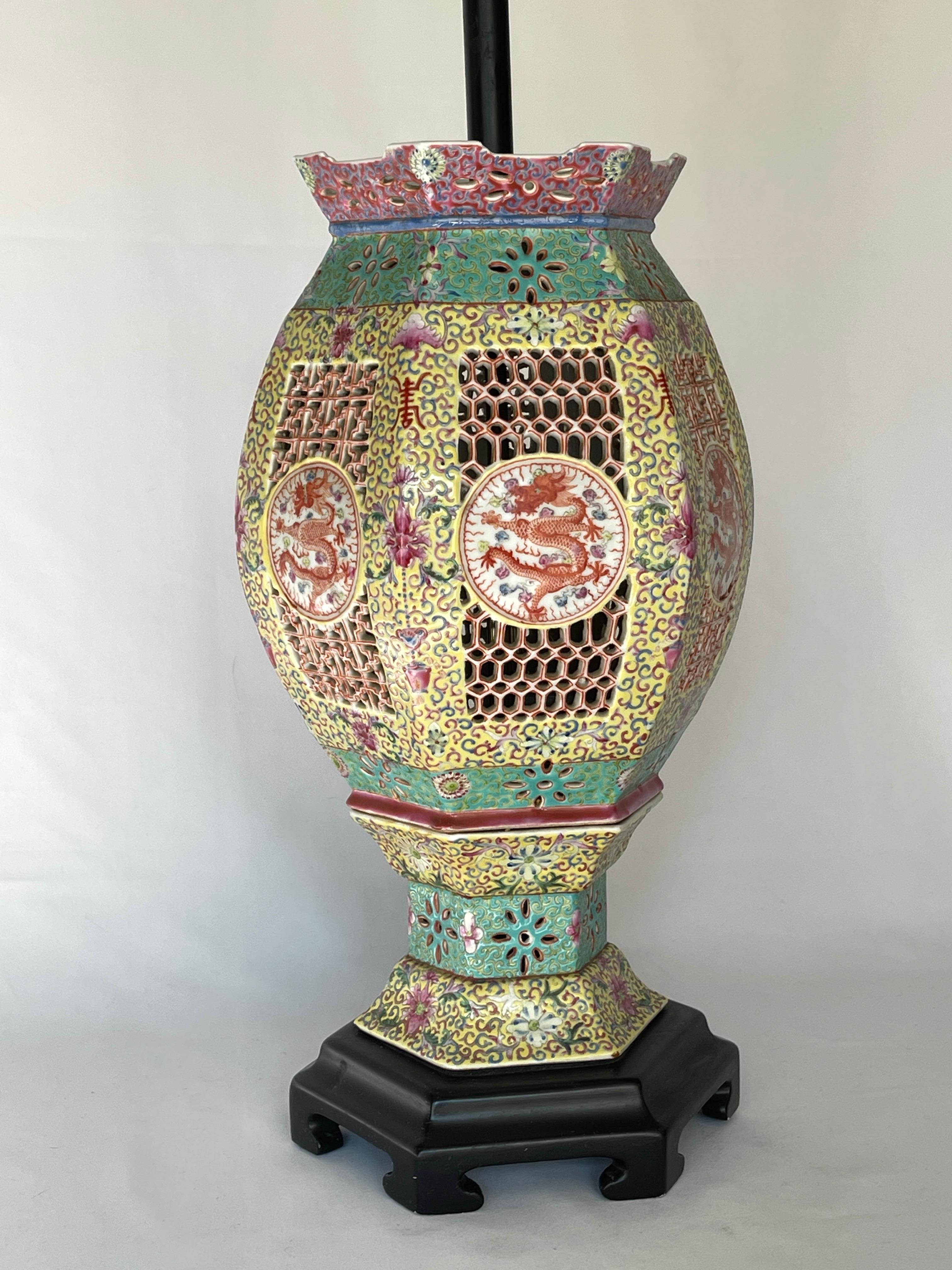 Chinoiseries Ancienne lanterne de mariage chinoise en porcelaine famille rose en forme de dragon impérial en vente