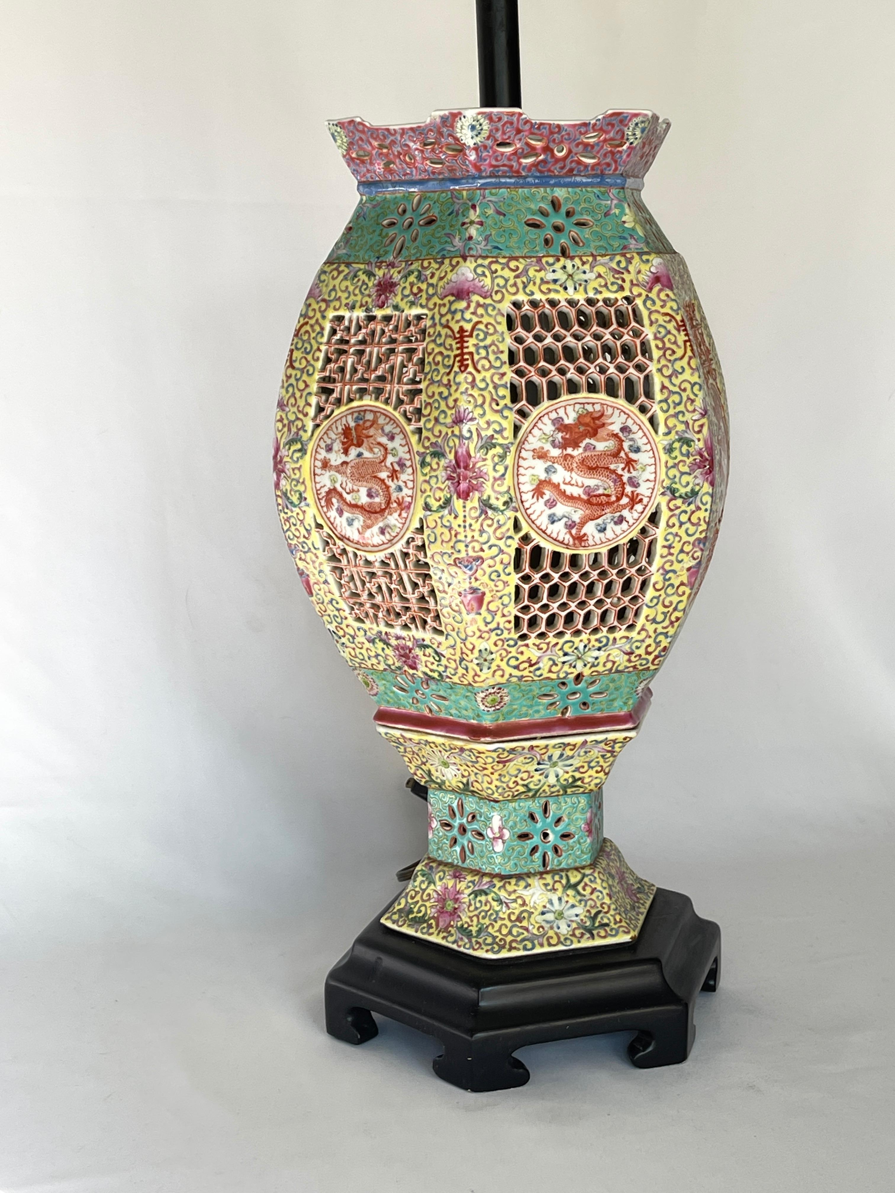 Chinois Ancienne lanterne de mariage chinoise en porcelaine famille rose en forme de dragon impérial en vente