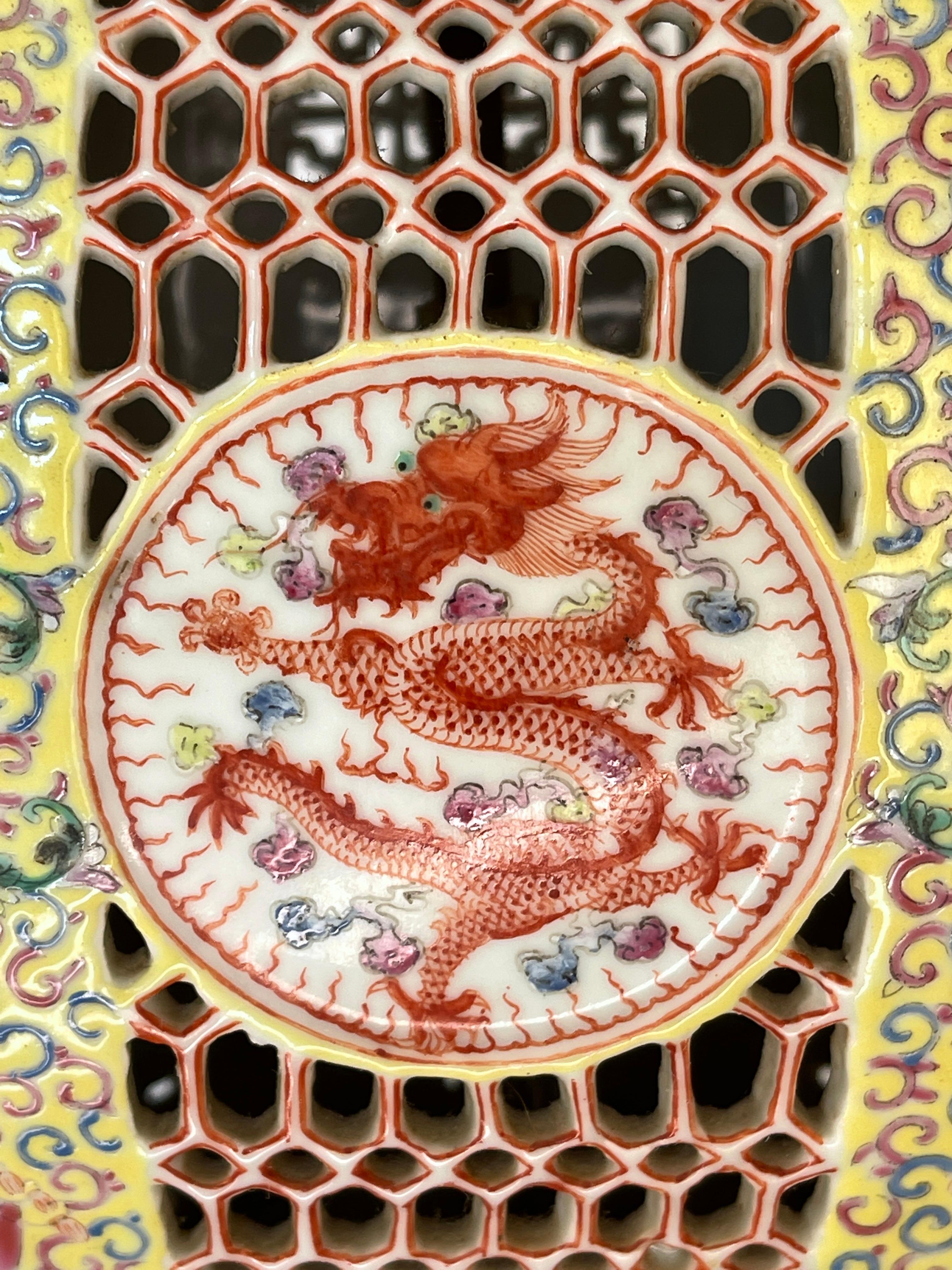 Antique Chinese Famille Rose Porcelain Imperial Dragon Wedding Lantern Lamp en Excelente estado para la venta en New York, NY