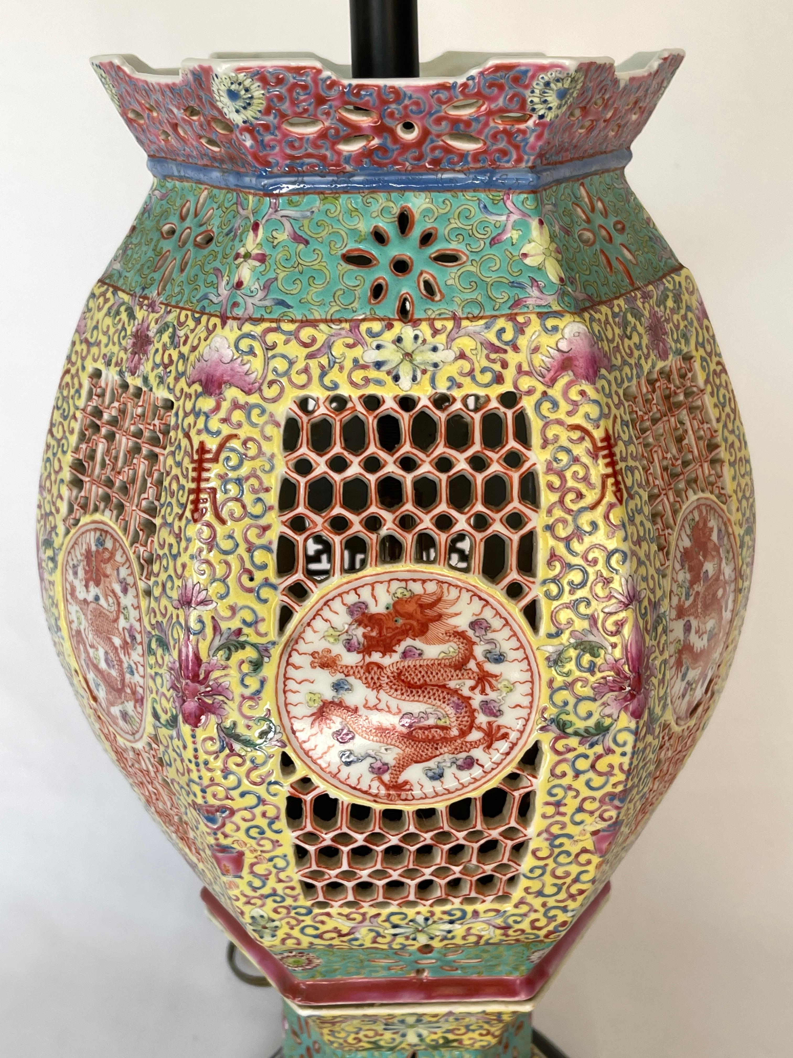 20ième siècle Ancienne lanterne de mariage chinoise en porcelaine famille rose en forme de dragon impérial en vente