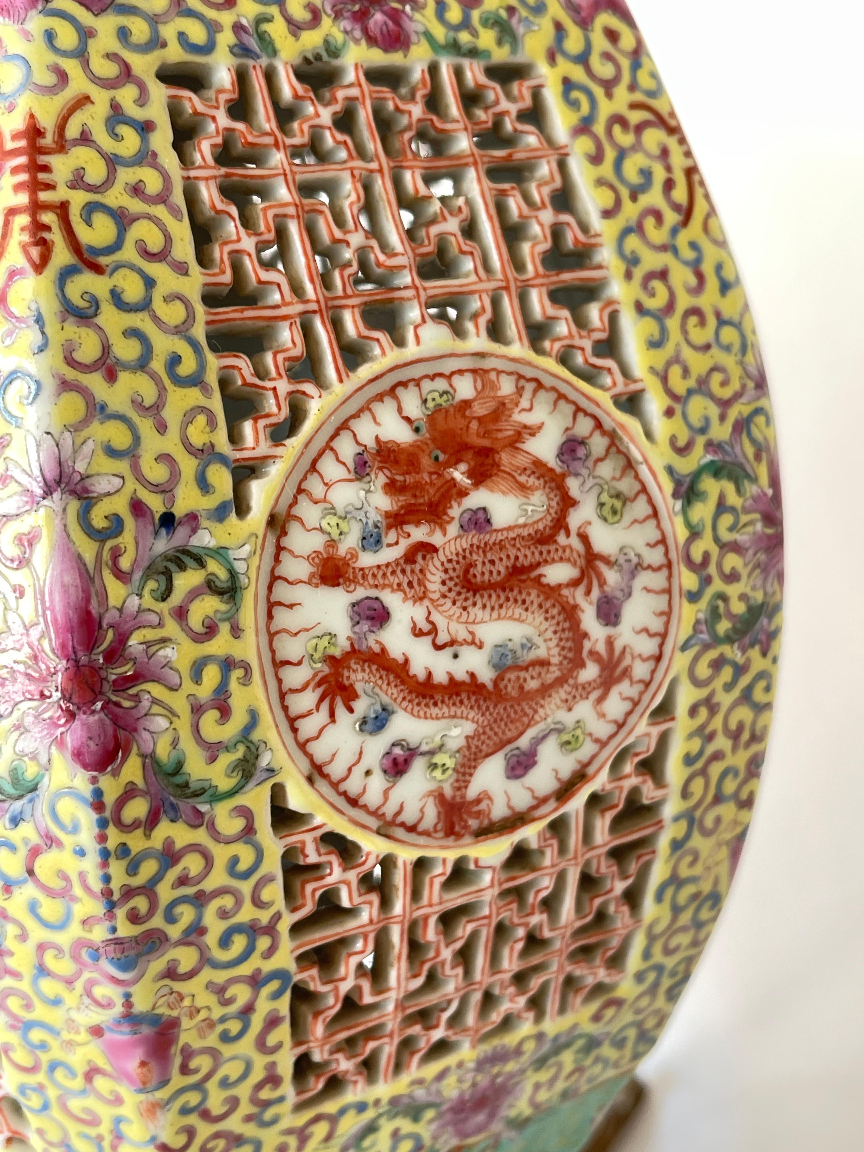 Porcelaine Ancienne lanterne de mariage chinoise en porcelaine famille rose en forme de dragon impérial en vente